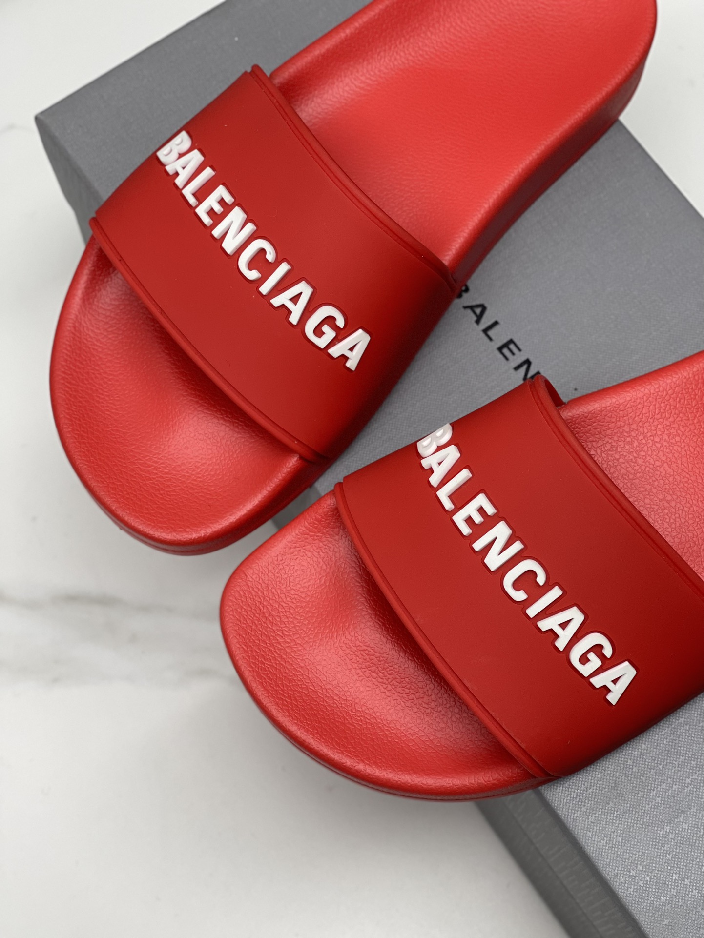 Balenciaga 巴黎世家2023潮品拖 鞋！ 
Balenciaga Political Campaign 最新磨具开发！
 欧美名媛 明星 网红girl 大爱款 精致鞋面手工缝纫走线 蓬松柔软 亲肤柔软夏季必备款  时尚却不过分张扬 原版天然橡胶防滑耐磨底   。码数35-40，39-45配套专柜最新原包装.