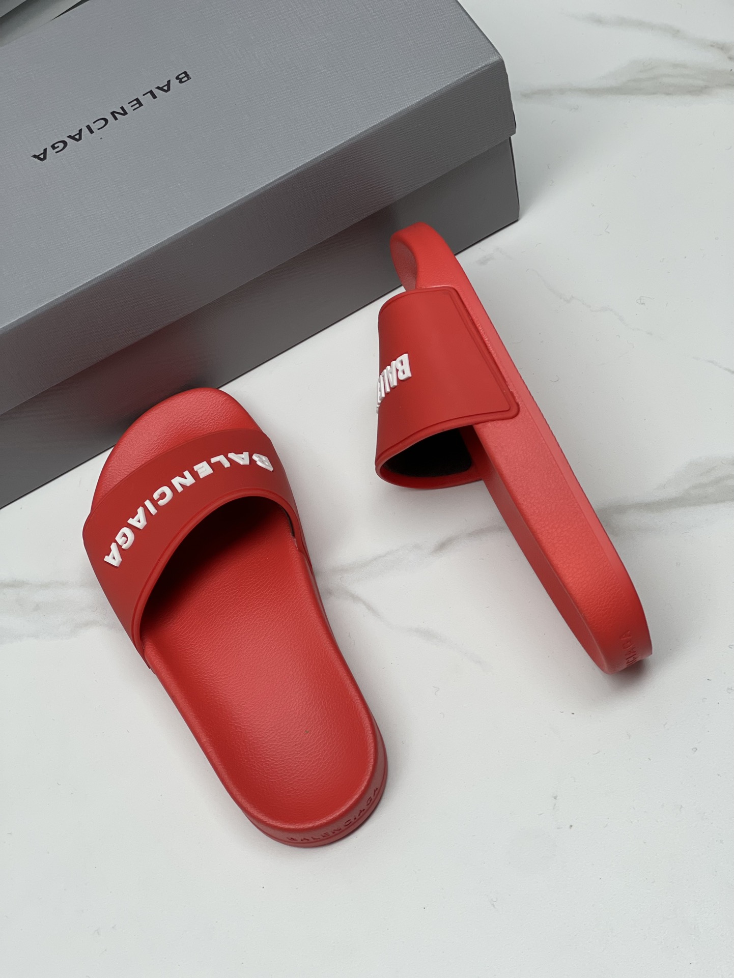 Balenciaga 巴黎世家2023潮品拖 鞋！ 
Balenciaga Political Campaign 最新磨具开发！
 欧美名媛 明星 网红girl 大爱款 精致鞋面手工缝纫走线 蓬松柔软 亲肤柔软夏季必备款  时尚却不过分张扬 原版天然橡胶防滑耐磨底   。码数35-40，39-45配套专柜最新原包装.