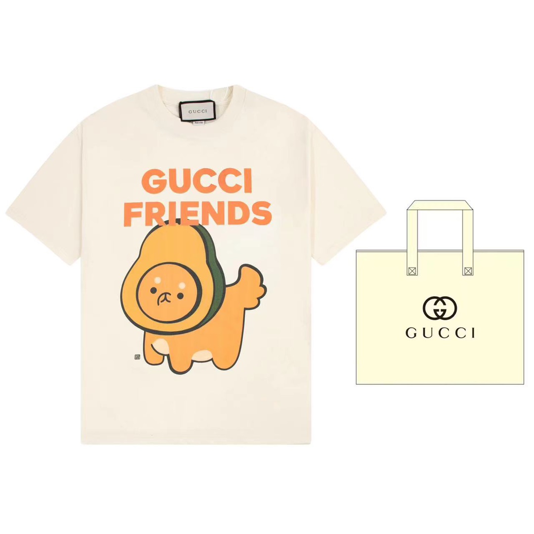 （➕5🉑配手提袋） Gucci 古驰 美国插画家兼设计师Angela Nguyen（又称“Pikarar”）的作品以流行文化、动漫和动物为灵感，采用充满生气的印花或刺绣元素匠心演绎，为成衣和配饰增添一抹趣致气息。在这款棉质T恤上，其创意…