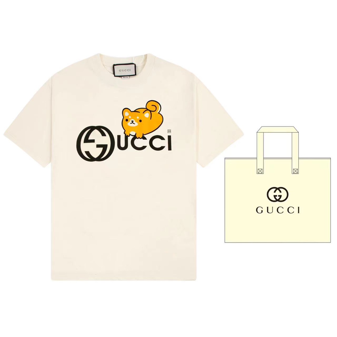 （➕5🉑配手提袋） Gucci 古驰 美国插画家兼设计师Angela Nguyen（又称“Pikarar”）的作品以流行文化、动漫和动物为灵感，采用充满生气的印花或刺绣元素匠心演绎，为成衣和配饰增添一抹趣致气息。在这款T恤上，其创意灵感…