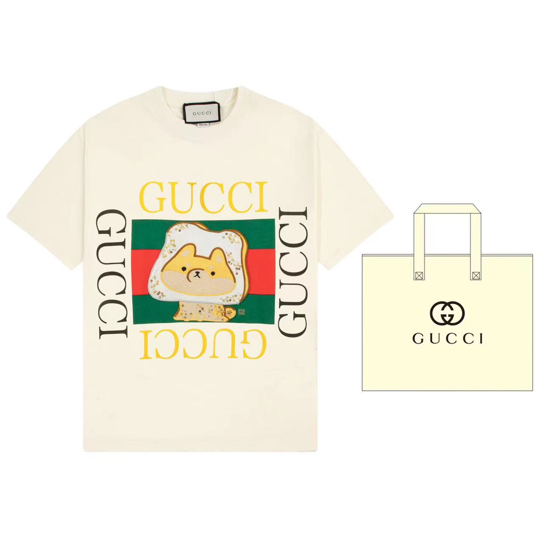 （➕5🉑配手提袋） Gucci 古驰 美国插画家兼设计师Angela Nguyen（又称“Pikarar”）的作品以流行文化、动漫和动物为灵感，采用充满生气的印花或刺绣元素匠心演绎，为成衣和配饰增添一抹趣致气息。在这款T恤上，其创意灵感…