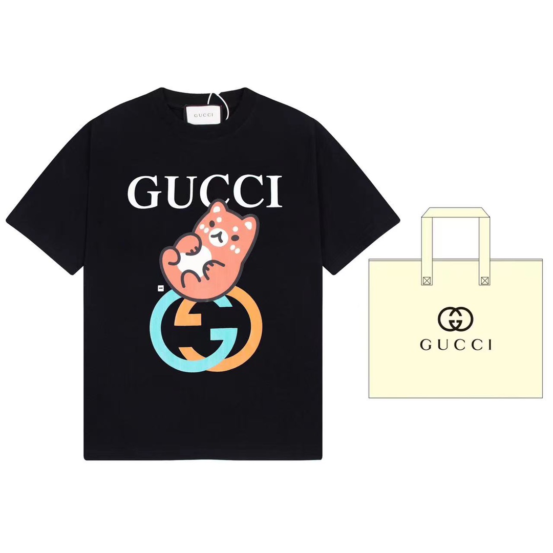（➕5🉑配手提袋） Gucci 古驰 美国插画家兼设计师Angela Nguyen（又称“Pikarar”）的作品以流行文化、动漫和动物为灵感，采用充满生气的印花或刺绣元素匠心演绎，为成衣和配饰增添一抹趣致气息。在这款T恤上，其创意灵感…