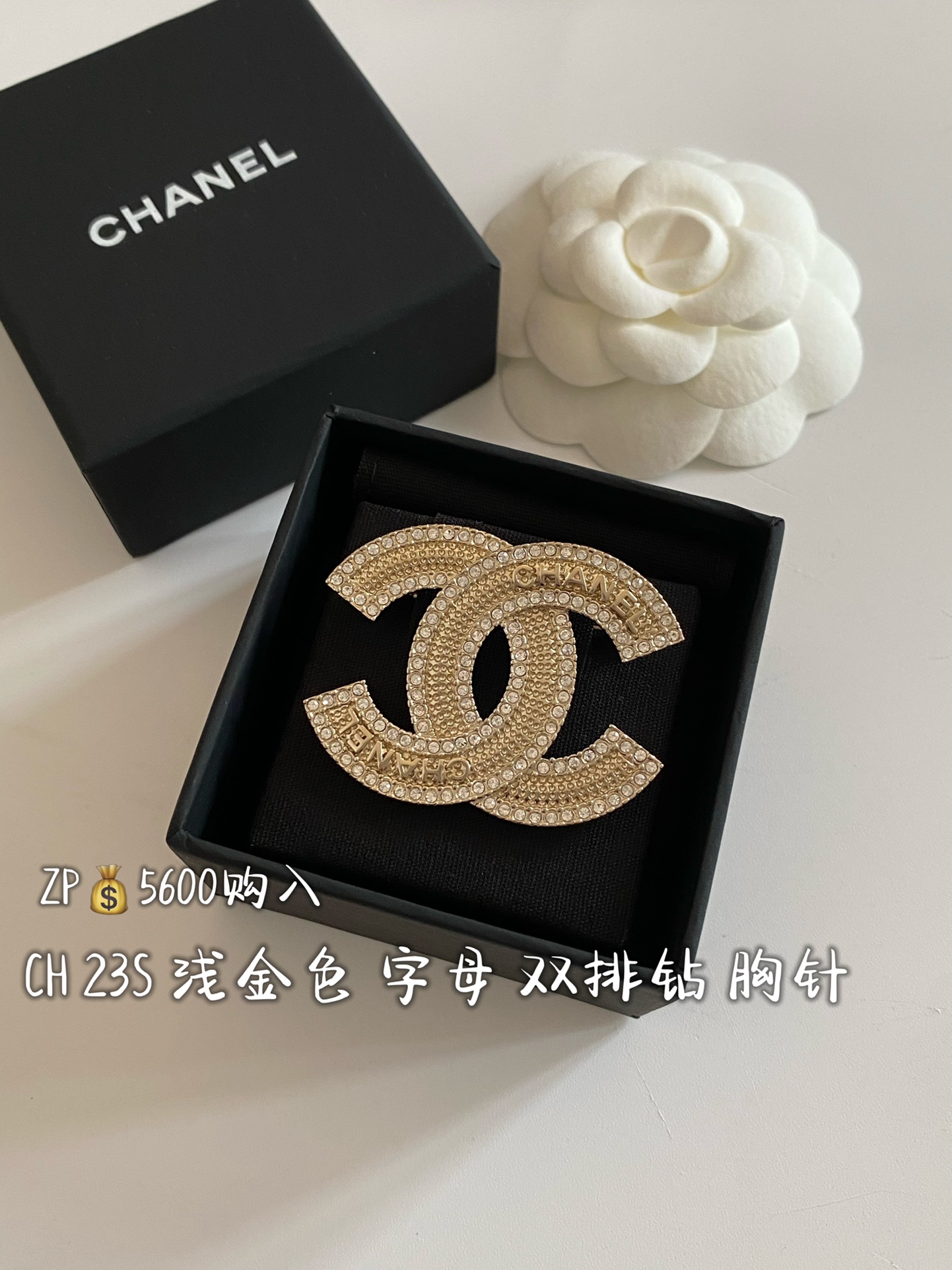 NO:632005,88200.CH 23S double row diamond light gold brooch purchased from ZP, classic double C, very easy to match, full of retro feel, brooch, breastpin, Cartier high-end jewelry1986090988200.CH 23S 双排钻 浅金 胸针 ZP购入 经典双C 非常好搭配 复古感满满,,brooch，breastpin,卡迪亚高端饰品,Jewelry