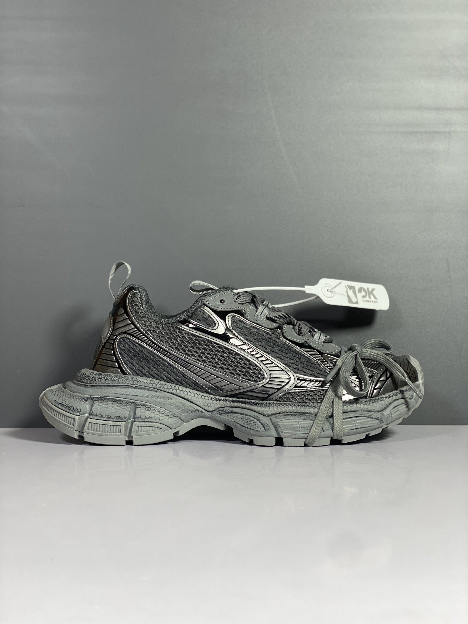 Balenciaga Phantom Sneaker 官方同步 巴黎世家全新十代潮流跑鞋 W1RB5 zbdbs1 灰色配色#增加全新设计 在延续 Track Trainer 户外轮廓和复杂鞋面结构的同时，新版本在后跟位置增加了透明带的部件尺码：35 36 37 38 39 40 41 42 43 44 45 46