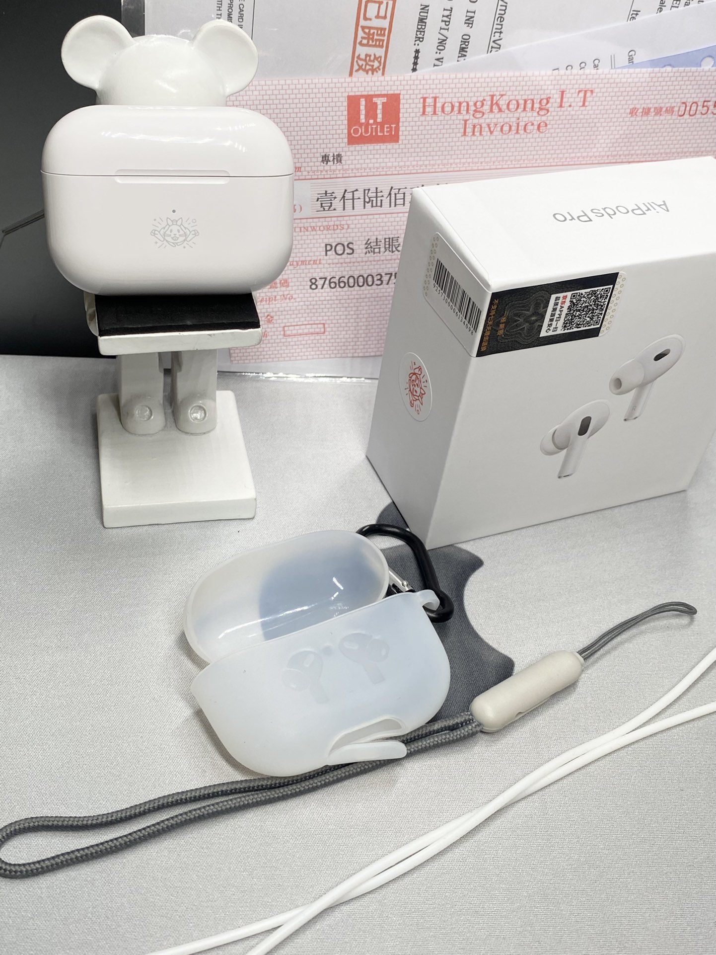 💰130
AirPodsPro2兔年限定特别款京东版‼️
撒欢儿迎兔年 各位可主推❗️

🔺原装壳料 外观百分百跟正品一样 
🔺支持16.0系统弹窗验证 
🔺蓝牙改名 定位查找 入耳检测功能 正品有的功能都有
🔺双捏切歌/滑动调节音量

🔻还原开盖/充电/连接等音效 自带GPS定位查找 正品有的功能基本都有 带空间音频功能 享受3D立体音效 升级纽扣电池 实测听歌6小时 真石墨烯振膜喇叭 支持苹果 安卓等系统兼容市面各种手机

📦下单配套：耳机-透明保护壳-挂绳-防丢绳-飞机盒-独家定制京东发票-京东快递袋
售后：保修三个月，有质量问题不刮花免费换新‼️