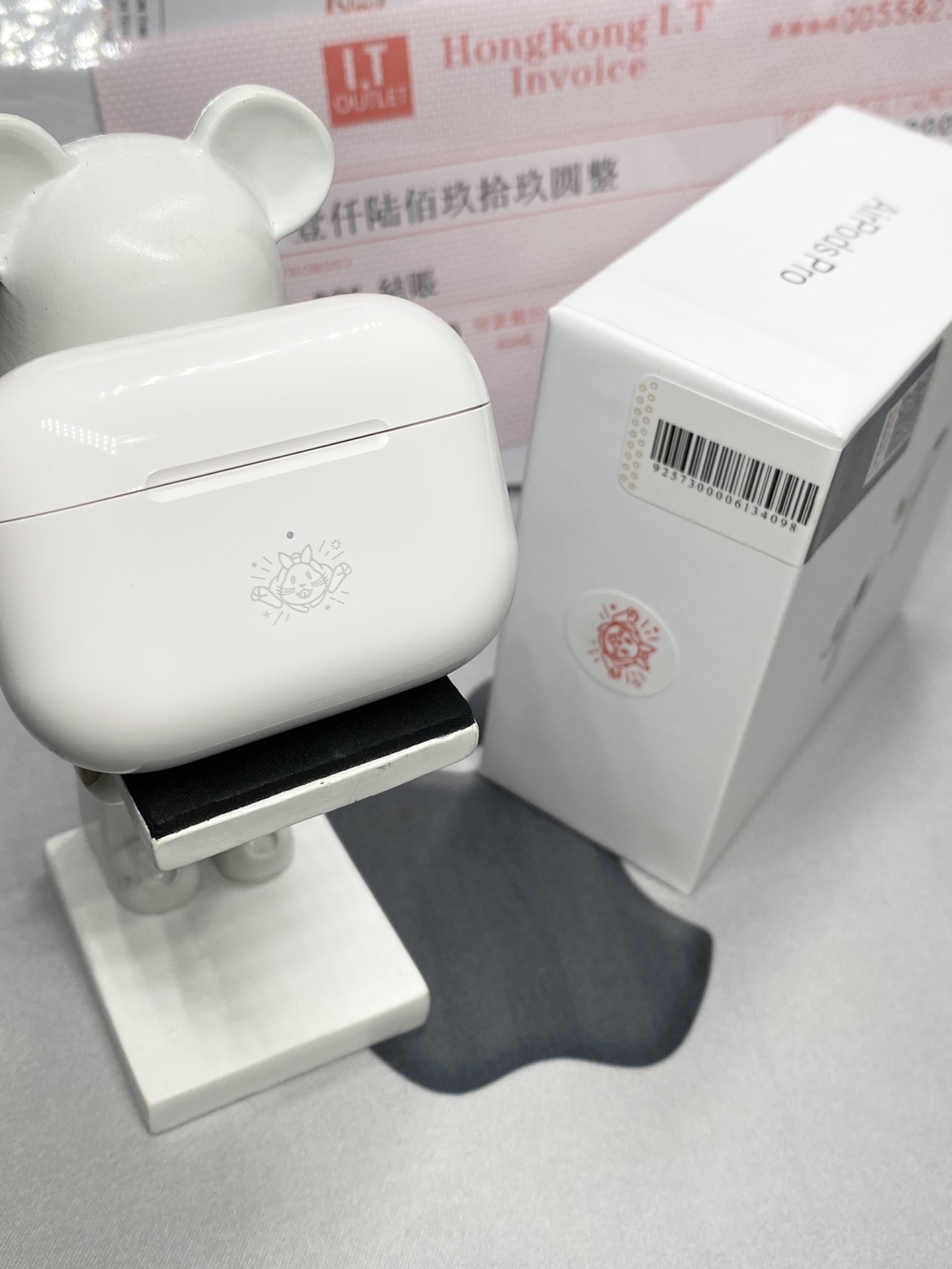 💰130
AirPodsPro2兔年限定特别款京东版‼️
撒欢儿迎兔年 各位可主推❗️
🔺原装壳料 外观百分百跟正品一样
🔺支持16.0系统弹窗验证
🔺蓝牙改名 定位查找 入耳检测功能 正品有的功能都有
🔺双捏切歌/滑动调节音量
🔻还原开盖/充电/连接等音效 自带GPS定位查找 正品有的功能基本都有 带空间音频功能 享受3D立体音效 升级纽扣电池 实测听歌6小时 真石墨烯振膜喇叭 支持苹果 安卓等系统兼容市面各种手机
📦下单配套:耳机-透明保护壳-挂绳-防丢绳-飞机盒-独家定制京东发票-京东快递袋
售后:保修三个月,有质量问题不刮花免费换新‼️