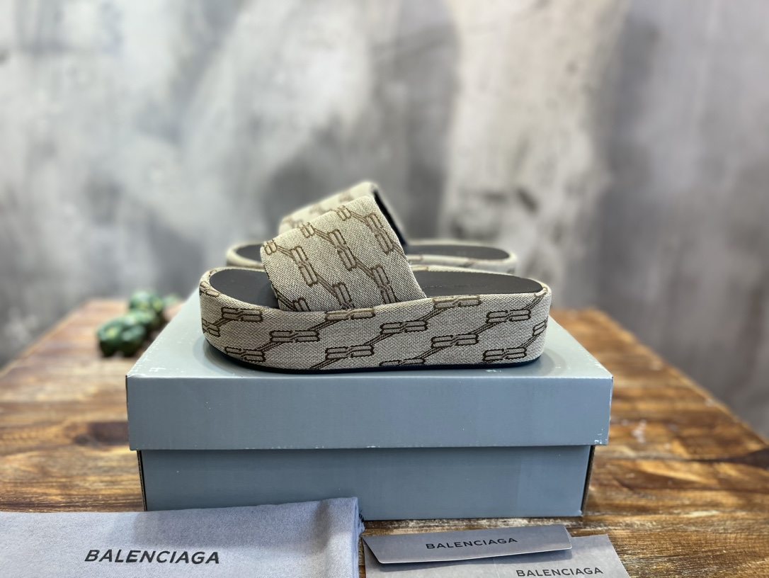 Balenciaga 巴黎世家 ～23vs春夏松糕厚底 凉拖系列…