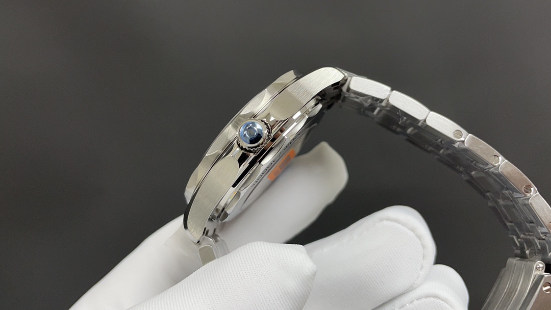 Omega 欧米茄 海马300 白壳 黑面 8800