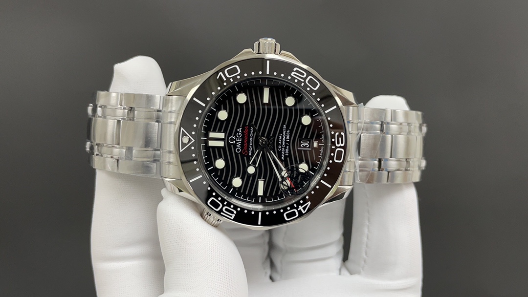 Omega 欧米茄 海马300 白壳 黑面 8800