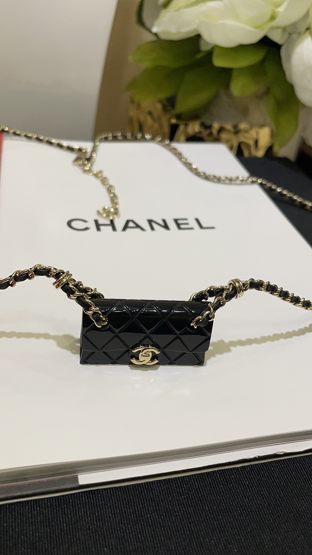 NO:631493,88240, today’s new long style 23C new black diamond pattern double C bag leather chain necklace sweater chain long style Super cute black and gold color CF small bag A must-have for rich and beautiful ladies, sweater chain and waist chain. You will definitely come back when you wear it. Buy it and make money. Purchase yb customization. Lambskin material, sweaters, necklace, sheepskin, Cartier high-end jewelry1986090988240,今日新品长款 23C新款黑色菱格纹双C包包皮穿链项链毛衣链长款 超级可爱的黑金配色CF小包包 白富美名媛必备 可毛衣链 可腰链 戴上去绝对回头率超高 买到赚到 购入yb定制 小羊皮材质,,sweaters,necklace,sheepskin,卡迪亚高端饰品,Jewelry