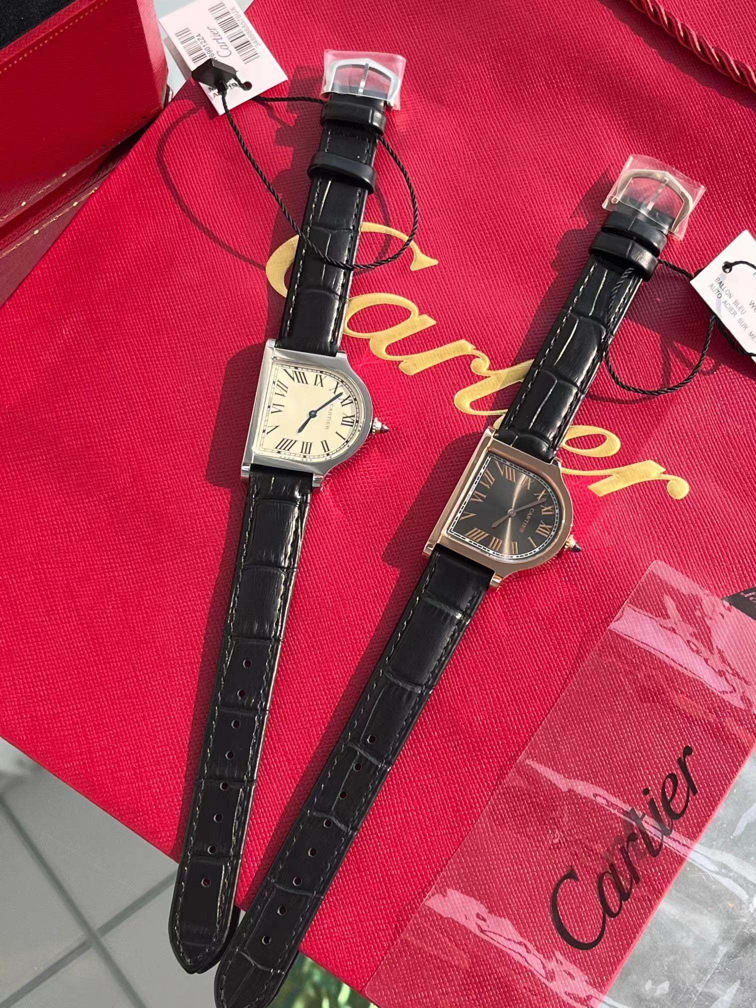 NO:390320,Legendary work, eye-catching shape, Cartier rivé collection series ushers in the limited edition of Cloche de Cartier series. In Cartier's watch world, there is a mysterious series independent of Cartier's famous classic watches, which is the most dream-free rare series by professional collectors. They also have Cartier's classic design genes and the most creative freedom. Each watch is attached with an exclusive number and limited in quantity. It is a series specially created for collectors - CARTIER RIV. Cartier created a new work 'Cloche de Cartier' for the CARTIER RIV series. Although it is a new work, it is strictly a replica. 19's first creative watch that appeared in a special clock shape was released and became Cloche de Cartier's inspiration continues the tradition of Cartier's watches as its name. Flip the D-shaped dial on the front of the watch by 90 degrees to reveal the naming of Cloche de Cartier. The numeral arrangement on the dial actually follows the unique bell-shaped dial shape. The number 12 is aligned with the crown. The bottom plane with the special thickness is specially added to the thickness and when the watch is placed on the table, it is like another exquisite mini bell seat, fully demonstrating the creative and playful design skills of the CARTIER RIV collection series. Brand Cartier Model Cloche de Cartier,rivé Collection Case size 37.15 x 28.75mm Case material 18k rose gold/platinum Dial color beige/dark gray movement Swiss 157 quartz watch mirror material sapphire crystal glass The crown is inlaid with a cabochon ruby/sapphire strap black and crocodile leather. Suitable for men and women, cartier, cartier, crocodile skin19860909传奇之作 醒目造型 Cartier rivé珍藏系列迎来Cloche de Cartier系列限量臻品 在Cartier卡地亚的腕錶世界裡,有一個神秘的系列獨立於卡地亚著名經典錶款之外,是專業藏家最夢寐以求的珍稀系列,它們同時擁有卡地亞的經典設計基因與最多的創意自由,每只錶款都附有專屬編號並限量販售,它是專門為藏家打造的系列——CARTIER RIV. 卡地亞為CARTIER RIV系列開創全新作品「Cloche de Cartier」,雖說是新作但嚴格來說其實是復刻.19首次以特殊鐘型現身的創意錶款問世,成為了Cloche de Cartier的靈感來源,延續了卡地亞腕錶以形為名的傳統,將錶款正面的D字形錶盤翻轉90度便能揭曉Cloche de Cartier的命名巧思,錶盤上的數字排列其實也依循了獨特的鐘形錶盤造型,數字12對準錶冠,特意增加厚度的底部平面始錶款側放於桌面上時,如同另一件精巧的迷你鐘座,充分展現了CARTIER RIV典藏系列創意至上的玩味設計功力. 品牌卡地亚 型号 Cloche de Cartier,rivé Collection 表壳尺寸37.15 x 28.75mm 表壳材质18k玫瑰金/铂金 表盘颜色米黄色/深灰 机芯瑞士157型石英 表镜材质蓝宝石水晶玻璃 表冠材质镶嵌一颗凸圆形红宝石/蓝宝石 表带黑色、鳄鱼皮. 适合男/女,,cartier,cartier,crocodile skin,Watch