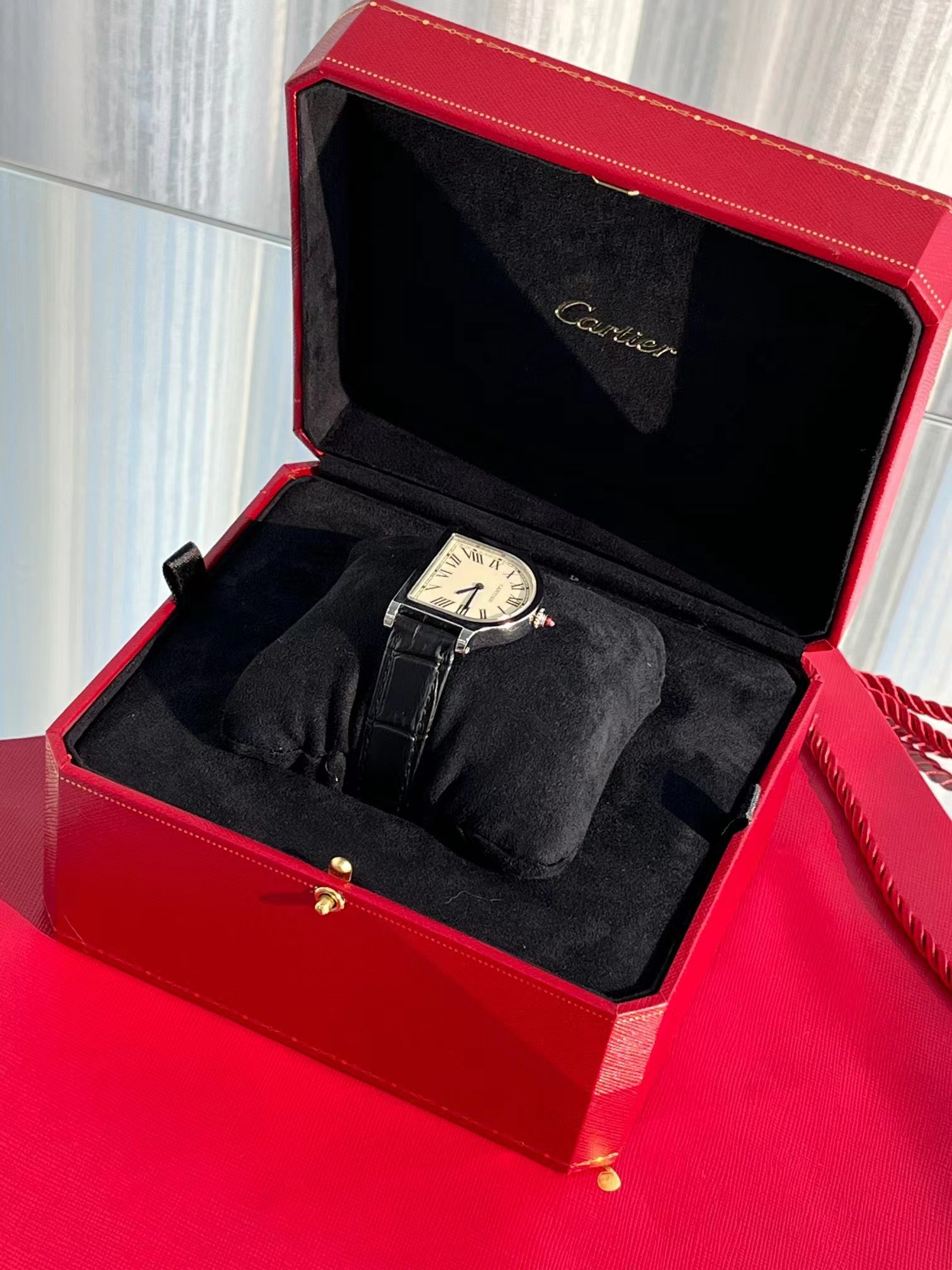 NO:390313,Legendary work, eye-catching shape, Cartier rivé collection series ushers in the limited edition of Cloche de Cartier series. In Cartier's watch world, there is a mysterious series independent of Cartier's famous classic watches, which is the most dream-free rare series by professional collectors. They also have Cartier's classic design genes and the most creative freedom. Each watch is attached with an exclusive number and limited in quantity. It is a series specially created for collectors - CARTIER RIV. Cartier created a new work 'Cloche de Cartier' for the CARTIER RIV series. Although it is a new work, it is strictly a replica. 19's first creative watch that appeared in a special clock shape was released and became Cloche de Cartier's inspiration continues the tradition of Cartier's watches as its name. Flip the D-shaped dial on the front of the watch by 90 degrees to reveal the naming of Cloche de Cartier. The numeral arrangement on the dial actually follows the unique bell-shaped dial shape. The number 12 is aligned with the crown. The bottom plane with the special thickness is specially added to the thickness and when the watch is placed on the table, it is like another exquisite mini bell seat, fully demonstrating the creative and playful design skills of the CARTIER RIV collection series. Brand Cartier Model Cloche de Cartier,rivé Collection Case size 37.15 x 28.75mm Case material 18k rose gold/platinum Dial color beige/dark gray movement Swiss 157 quartz watch mirror material sapphire crystal glass The crown is inlaid with a cabochon ruby/sapphire strap black and crocodile leather. Suitable for men and women, cartier, cartier, crocodile skin19860909传奇之作 醒目造型 Cartier rivé珍藏系列迎来Cloche de Cartier系列限量臻品 在Cartier卡地亚的腕錶世界裡,有一個神秘的系列獨立於卡地亚著名經典錶款之外,是專業藏家最夢寐以求的珍稀系列,它們同時擁有卡地亞的經典設計基因與最多的創意自由,每只錶款都附有專屬編號並限量販售,它是專門為藏家打造的系列——CARTIER RIV. 卡地亞為CARTIER RIV系列開創全新作品「Cloche de Cartier」,雖說是新作但嚴格來說其實是復刻.19首次以特殊鐘型現身的創意錶款問世,成為了Cloche de Cartier的靈感來源,延續了卡地亞腕錶以形為名的傳統,將錶款正面的D字形錶盤翻轉90度便能揭曉Cloche de Cartier的命名巧思,錶盤上的數字排列其實也依循了獨特的鐘形錶盤造型,數字12對準錶冠,特意增加厚度的底部平面始錶款側放於桌面上時,如同另一件精巧的迷你鐘座,充分展現了CARTIER RIV典藏系列創意至上的玩味設計功力. 品牌卡地亚 型号 Cloche de Cartier,rivé Collection 表壳尺寸37.15 x 28.75mm 表壳材质18k玫瑰金/铂金 表盘颜色米黄色/深灰 机芯瑞士157型石英 表镜材质蓝宝石水晶玻璃 表冠材质镶嵌一颗凸圆形红宝石/蓝宝石 表带黑色、鳄鱼皮. 适合男/女,,cartier,cartier,crocodile skin,Watch