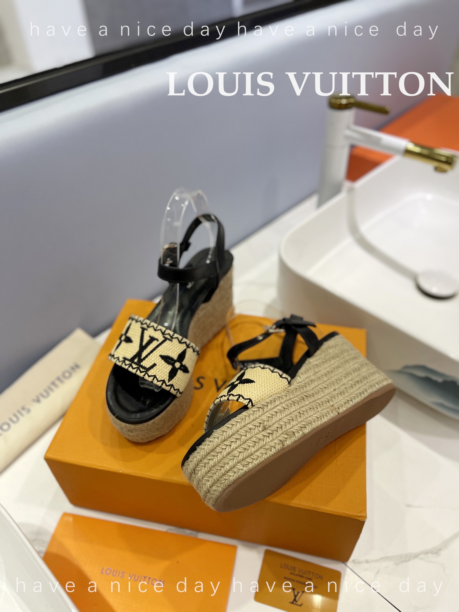 新款发布会LOUISVuitton最新走秀款厚底凉鞋香港原版购入一比一开模今年的款式比去年增加了新原素显