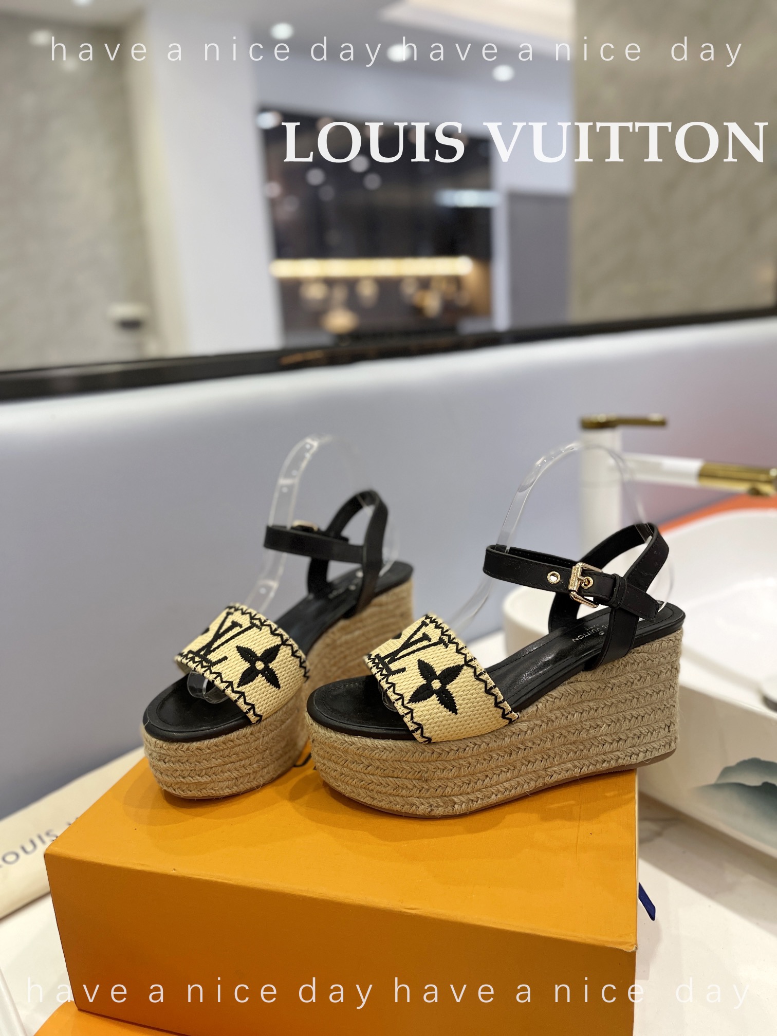 Peddbj????新款发布会 \n  LOUIS  Vuitton   2023 最新走秀款厚底凉鞋  \n???? 香港原版购入一比一开模  \n???? 今年的款式比去年增加了新原素    显得更为大牌    \n???? 皮面款采用原版仿旧打蜡牛皮  \n???? 内里垫脚全羊皮 \n⭐️ 水台草编技术包裹\n 布面采用订制加厚帆布料电绣极费工时 \n✨ 跟高：10cm 水台6cm \n???? 码数：34-42 \n