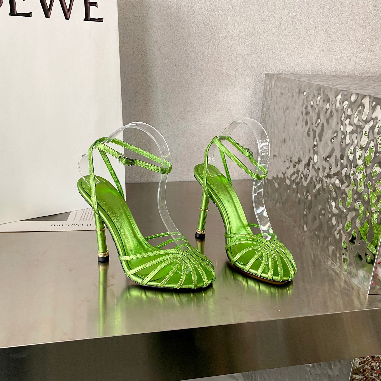 最高版本厂zjdbq                             Alevi Mlano                           阿列维·姆拉诺                                  Alevi Milano三环鞋跟装饰高跟走秀凉鞋                        打开你的魔法世界一个享有盛誉的奢侈鞋品牌\