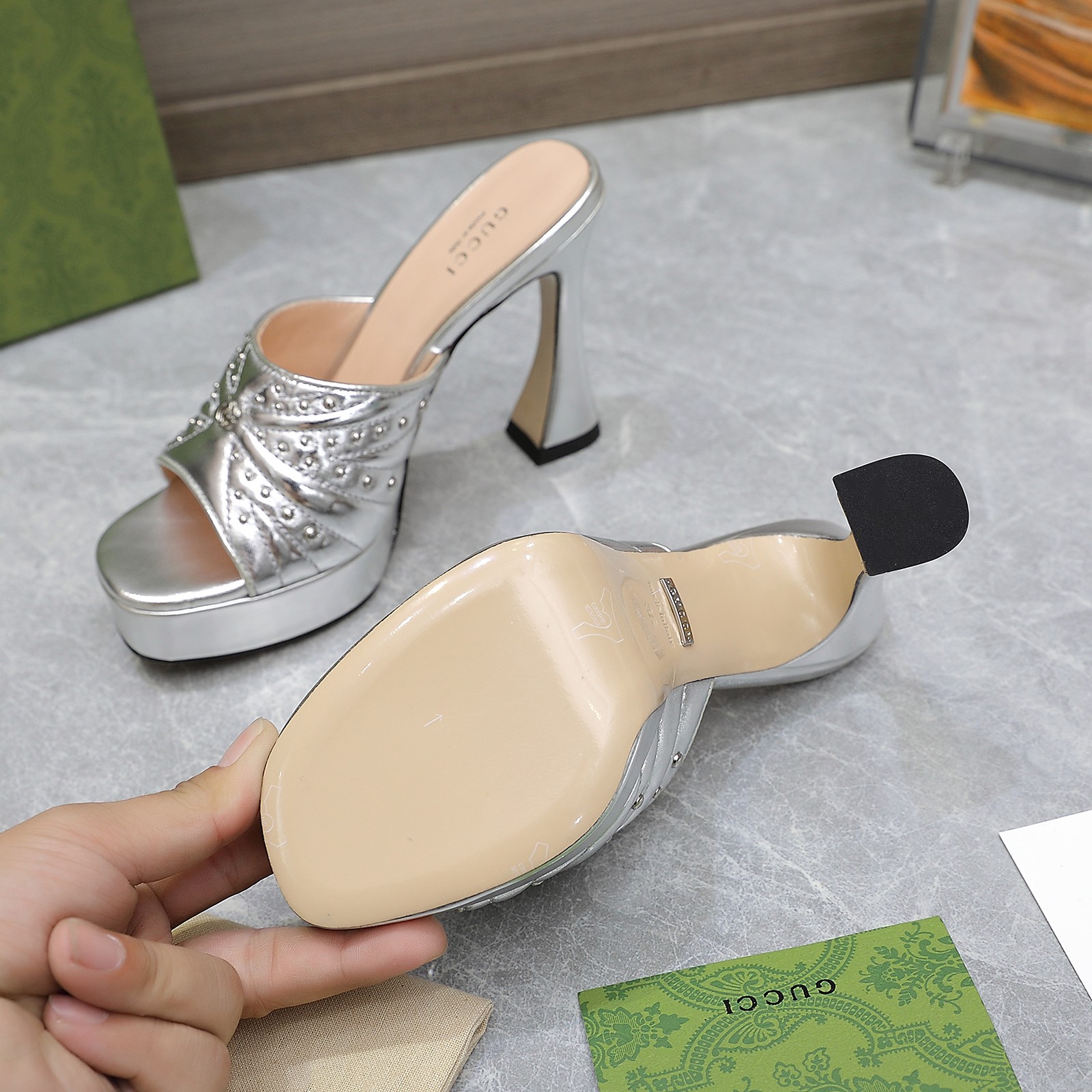 NO:438501,Guccl Paris fashion show launches [seduction] [seduction] [seduction] [seduction] The latest Guccl Hentian Gao Waterproof Platform Patent Leather High Heels This series interprets the new fashion charm and continues the super high heel design, which is favored by well-known overseas bloggers. Tens of millions of fans and bloggers are passionately interpreted by them at home and abroad. It has been out of stock at home and abroad. The top version. Candy color matching, each color is beautiful. Upper: sheepskin, inner sheepskin, sole genuine leather soles, water table 2.5cm, heel height 11cm, packaging, full set of original packaging, size 35-42 sizes (40.41.42, no return or exchange) Price, high heels, slippers, gucci, high heels, slippers, sheepskin, Leather soles19860909Guccl巴黎时装秀场款 推出[勾引][勾引][勾引]最新款Guccl恨天高防水台漆皮高跟鞋 此系列演绎全新时尚魅力 延续超高跟设计,深得海外知名博主青睐 千万粉丝博主倾情演绎,畅销海内外 国内已经断货,顶级版本 糖果色配色,每个颜色都是绝美 , 鞋面:羊皮 内里羊皮 鞋底真皮大底 水台2.5cm 跟高11cm 包装全套原版包装 码数35一42码（40.41.42不退不换） 价格,高跟鞋拖鞋,gucci,high heels,slippers,sheepskin,Leather soles,Women's Shoes