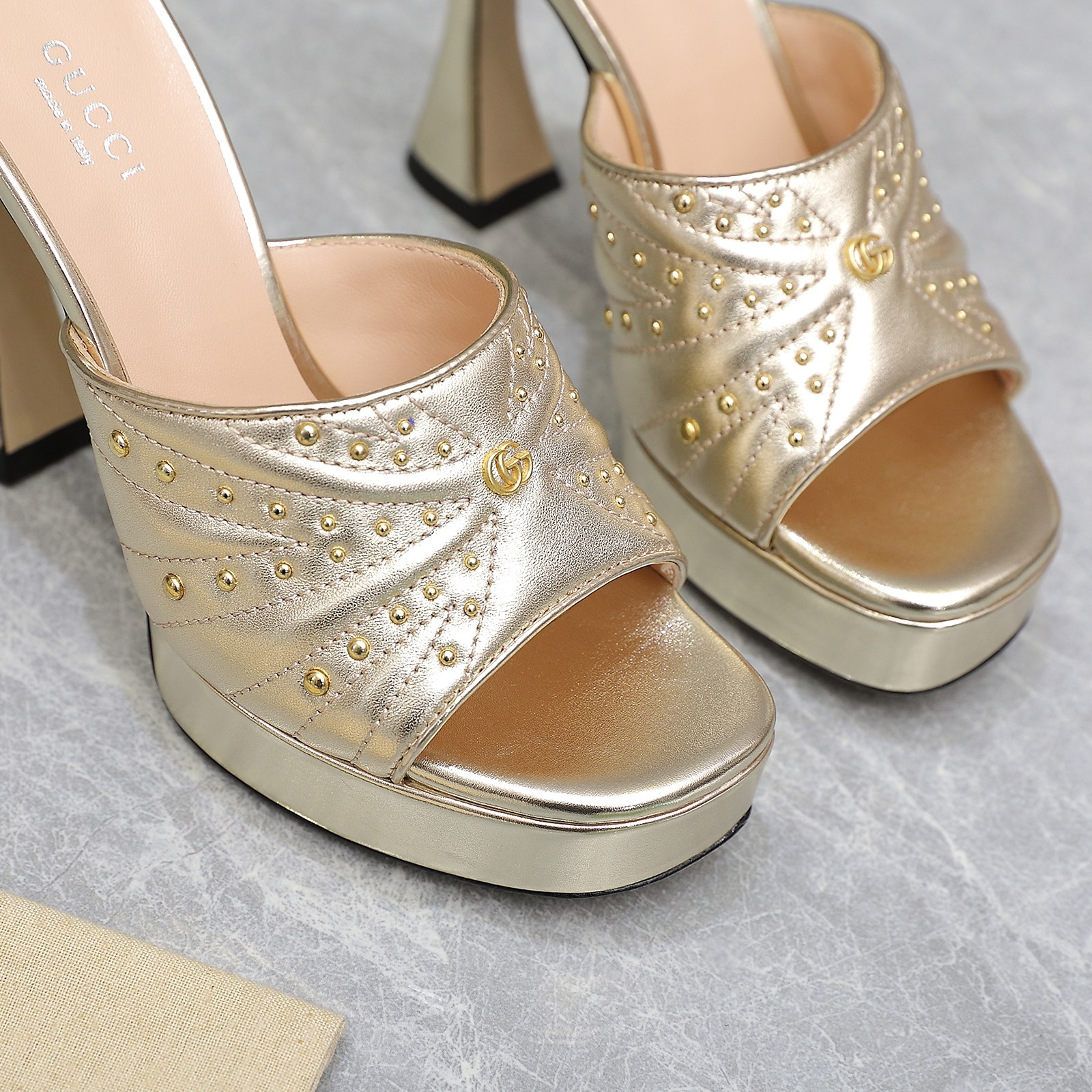 NO:438512,Guccl Paris fashion show launches [seduction] [seduction] [seduction] [seduction] The latest Guccl Hentian Gao Waterproof Platform Patent Leather High Heels This series interprets the new fashion charm and continues the super high heel design, which is favored by well-known overseas bloggers. Tens of millions of fans and bloggers are passionately interpreted by them at home and abroad. It has been out of stock at home and abroad. The top version. Candy color matching, each color is beautiful. Upper: sheepskin, inner sheepskin, sole genuine leather soles, water table 2.5cm, heel height 11cm, packaging, full set of original packaging, size 35-42 sizes (40.41.42, no return or exchange) Price, high heels, slippers, gucci, high heels, slippers, sheepskin, Leather soles19860909Guccl巴黎时装秀场款 推出[勾引][勾引][勾引]最新款Guccl恨天高防水台漆皮高跟鞋 此系列演绎全新时尚魅力 延续超高跟设计,深得海外知名博主青睐 千万粉丝博主倾情演绎,畅销海内外 国内已经断货,顶级版本 糖果色配色,每个颜色都是绝美 , 鞋面:羊皮 内里羊皮 鞋底真皮大底 水台2.5cm 跟高11cm 包装全套原版包装 码数35一42码（40.41.42不退不换） 价格,高跟鞋拖鞋,gucci,high heels,slippers,sheepskin,Leather soles,Women's Shoes