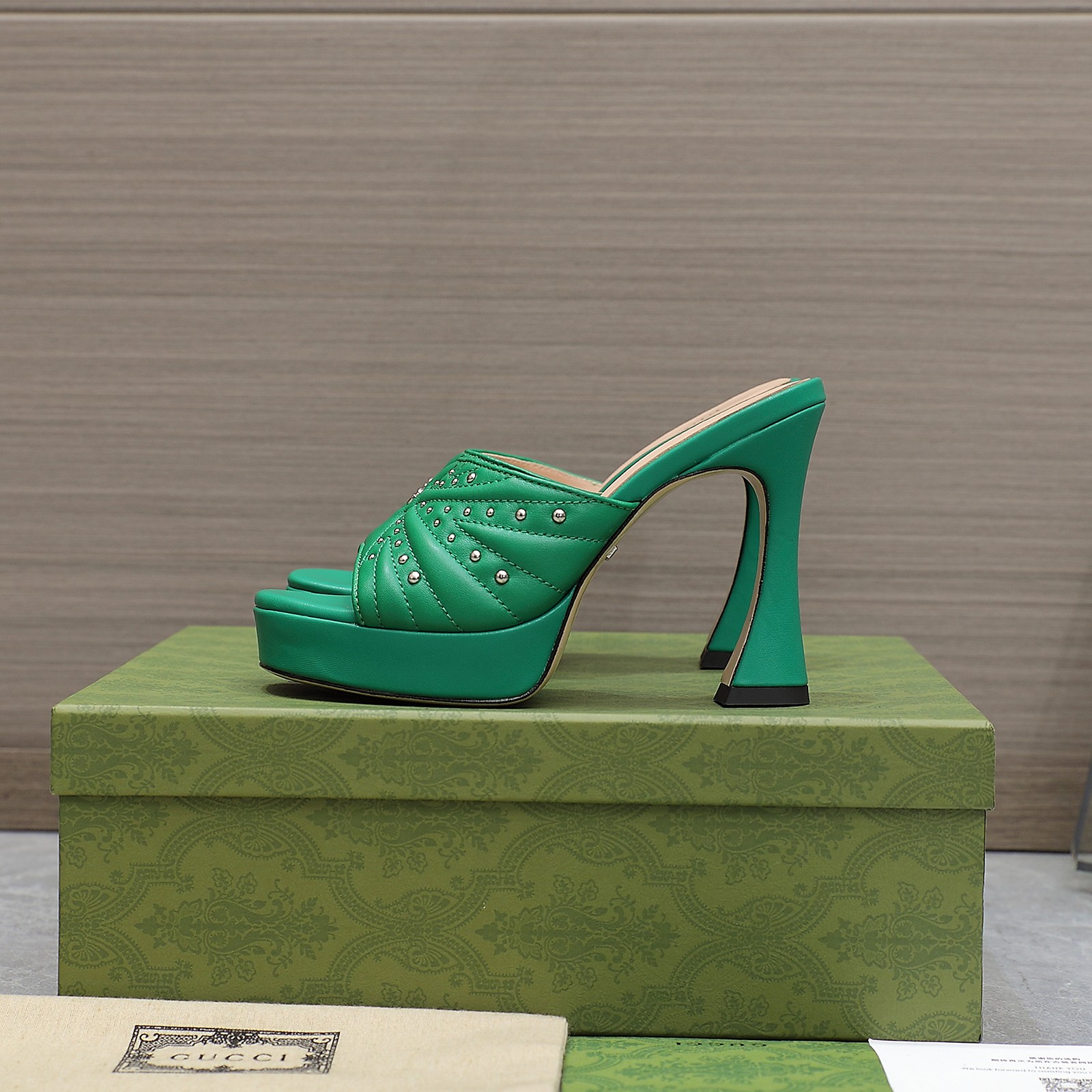 NO:438509,Guccl Paris fashion show launches [seduction] [seduction] [seduction] [seduction] The latest Guccl Hentian Gao Waterproof Platform Patent Leather High Heels This series interprets the new fashion charm and continues the super high heel design, which is favored by well-known overseas bloggers. Tens of millions of fans and bloggers are passionately interpreted by them at home and abroad. It has been out of stock at home and abroad. The top version. Candy color matching, each color is beautiful. Upper: sheepskin, inner sheepskin, sole genuine leather soles, water table 2.5cm, heel height 11cm, packaging, full set of original packaging, size 35-42 sizes (40.41.42, no return or exchange) Price, high heels, slippers, gucci, high heels, slippers, sheepskin, Leather soles19860909Guccl巴黎时装秀场款 推出[勾引][勾引][勾引]最新款Guccl恨天高防水台漆皮高跟鞋 此系列演绎全新时尚魅力 延续超高跟设计,深得海外知名博主青睐 千万粉丝博主倾情演绎,畅销海内外 国内已经断货,顶级版本 糖果色配色,每个颜色都是绝美 , 鞋面:羊皮 内里羊皮 鞋底真皮大底 水台2.5cm 跟高11cm 包装全套原版包装 码数35一42码（40.41.42不退不换） 价格,高跟鞋拖鞋,gucci,high heels,slippers,sheepskin,Leather soles,Women's Shoes