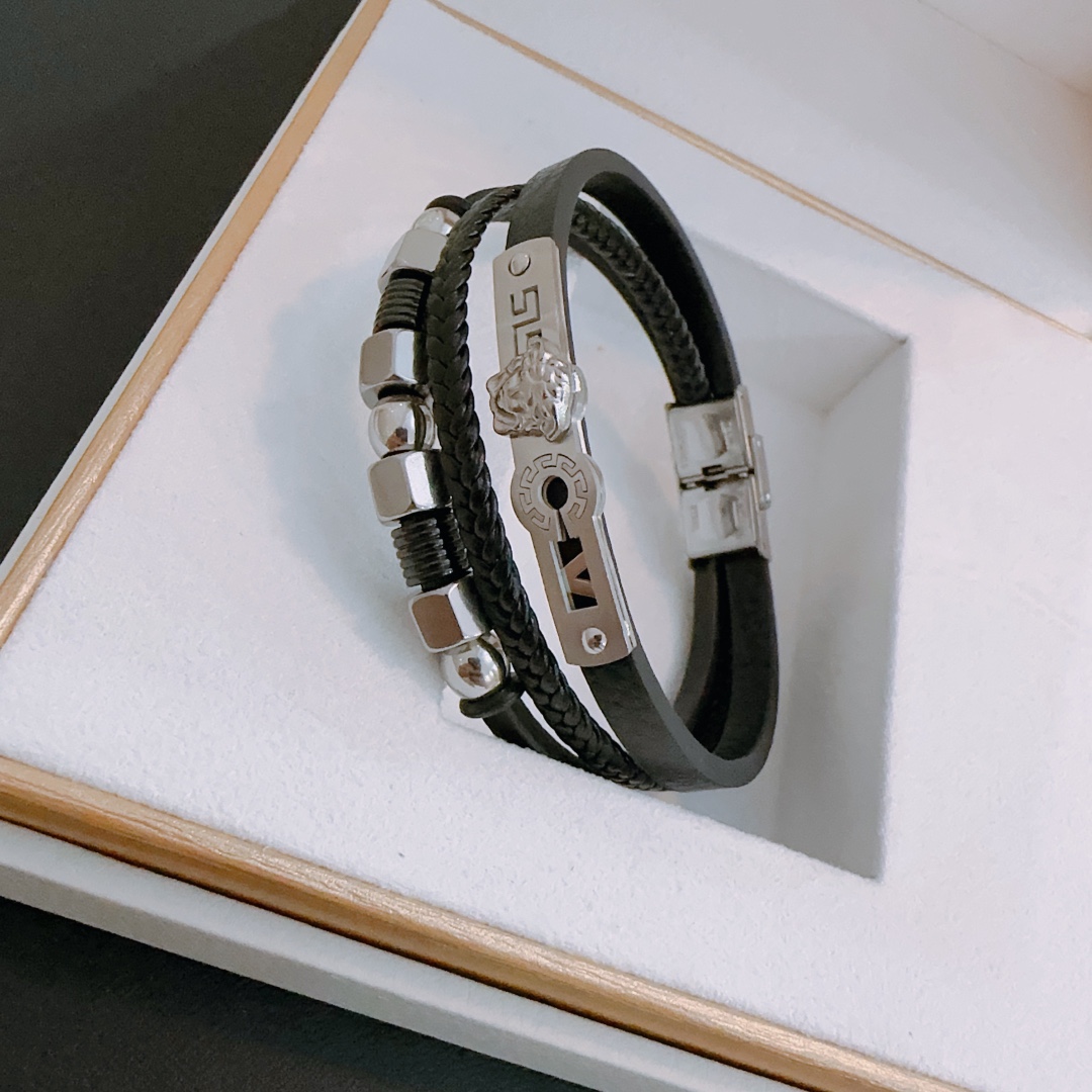 P110   高品质Versace 范思哲 杜美莎标志牛皮手绳手链 帅气酷炫 同时透露着一丝不羁的自由气息 展现别样趣味魅力 做工精致 绝对高逼格 等同正品 长度22cm可调节可更改