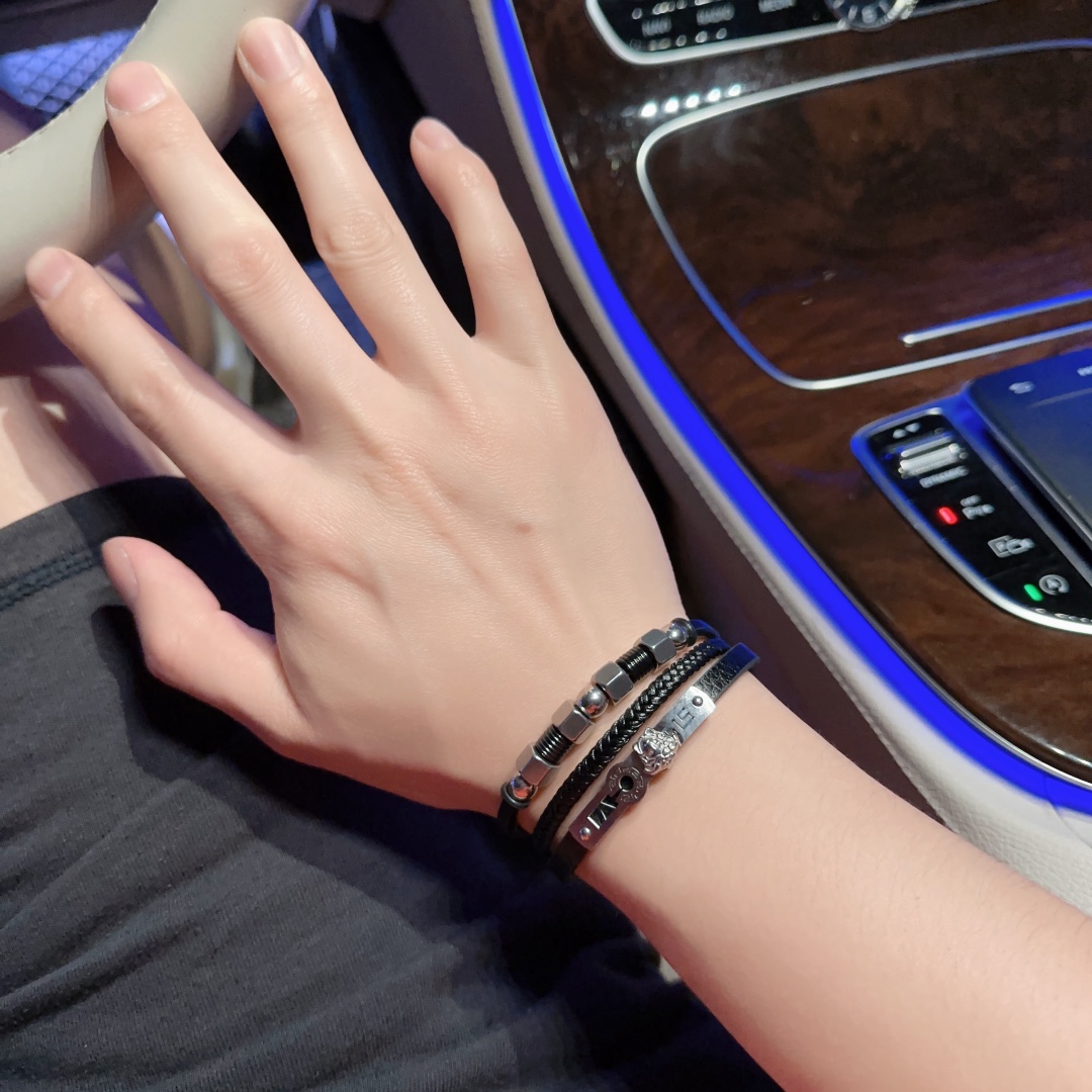 P110   高品质Versace 范思哲 杜美莎标志牛皮手绳手链 帅气酷炫 同时透露着一丝不羁的自由气息 展现别样趣味魅力 做工精致 绝对高逼格 等同正品 长度22cm可调节可更改