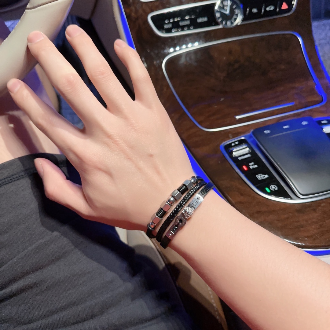 P110   高品质Versace 范思哲 杜美莎标志牛皮手绳手链 帅气酷炫 同时透露着一丝不羁的自由气息 展现别样趣味魅力 做工精致 绝对高逼格 等同正品 长度22cm可调节可更改