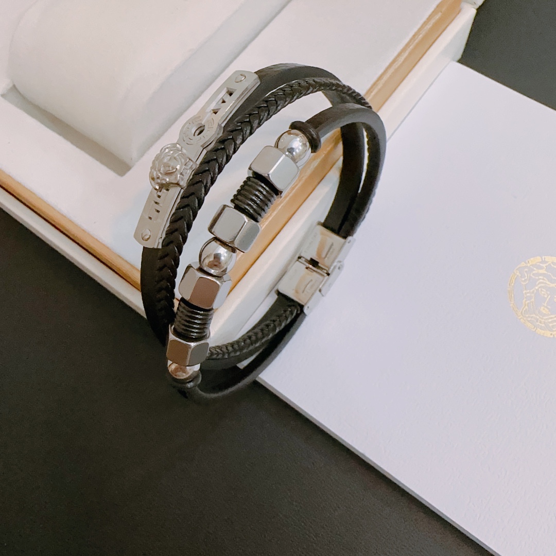 P110   高品质Versace 范思哲 杜美莎标志牛皮手绳手链 帅气酷炫 同时透露着一丝不羁的自由气息 展现别样趣味魅力 做工精致 绝对高逼格 等同正品 长度22cm可调节可更改