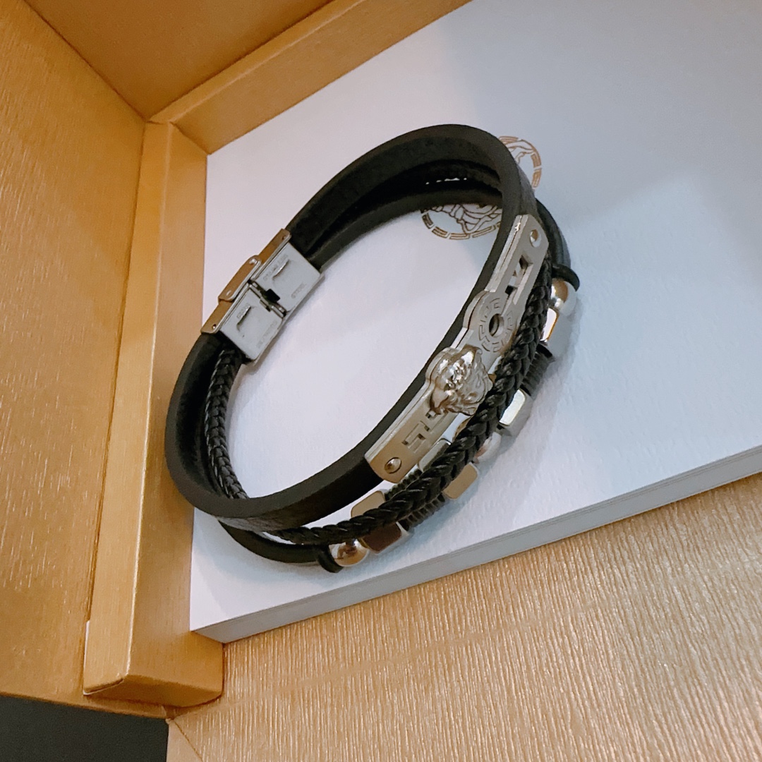 P110   高品质Versace 范思哲 杜美莎标志牛皮手绳手链 帅气酷炫 同时透露着一丝不羁的自由气息 展现别样趣味魅力 做工精致 绝对高逼格 等同正品 长度22cm可调节可更改