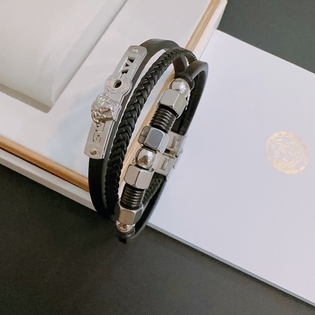 P110   高品质Versace 范思哲 杜美莎标志牛皮手绳手链 帅气酷炫 同时透露着一丝不羁的自由气息 展现别样趣味魅力 做工精致 绝对高逼格 等同正品 长度22cm可调节可更改