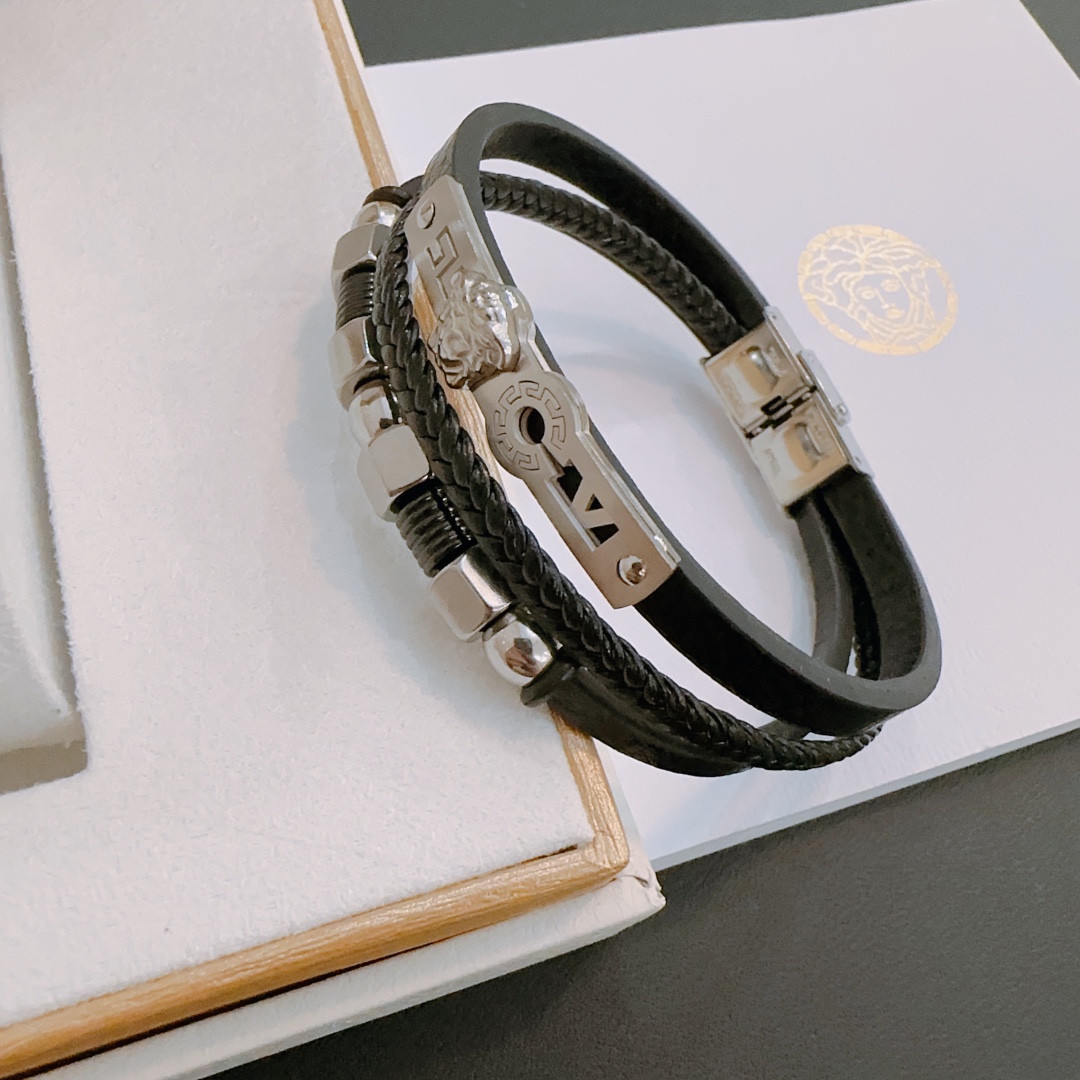 P110   高品质Versace 范思哲 杜美莎标志牛皮手绳手链 帅气酷炫 同时透露着一丝不羁的自由气息 展现别样趣味魅力 做工精致 绝对高逼格 等同正品 长度22cm可调节可更改