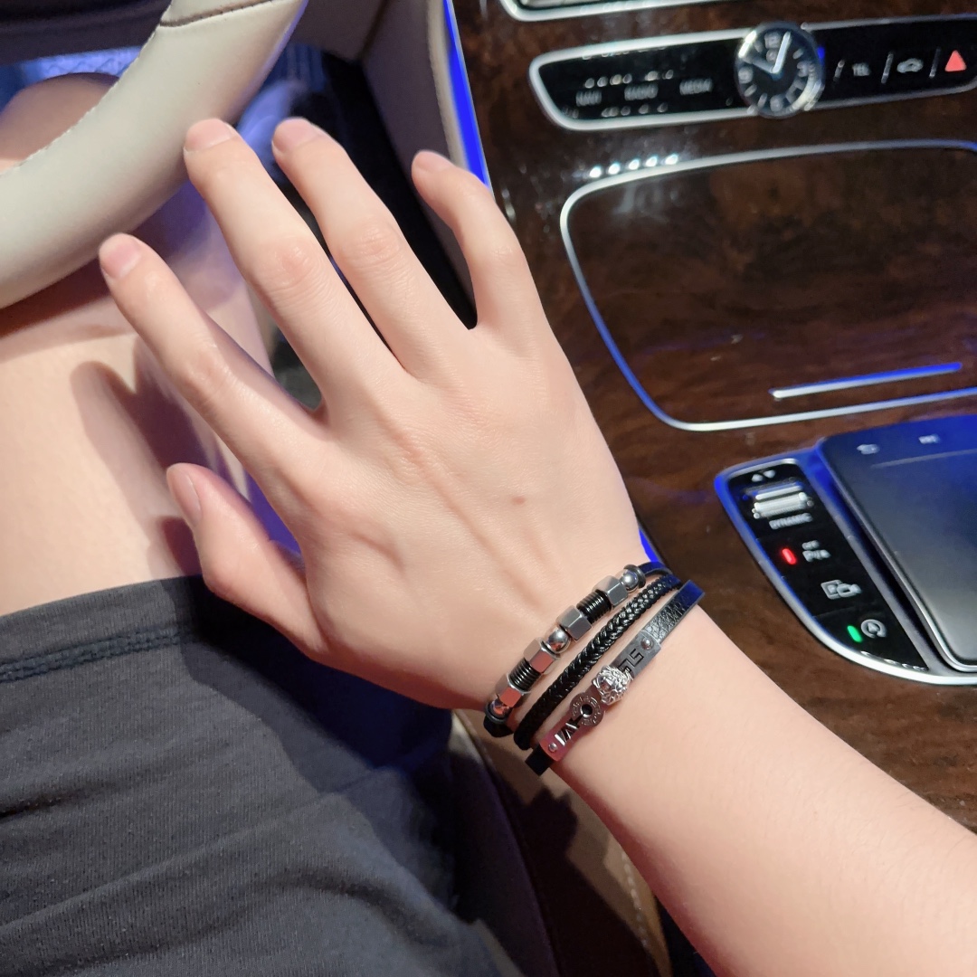 P110   高品质Versace 范思哲 杜美莎标志牛皮手绳手链 帅气酷炫 同时透露着一丝不羁的自由气息 展现别样趣味魅力 做工精致 绝对高逼格 等同正品 长度22cm可调节可更改