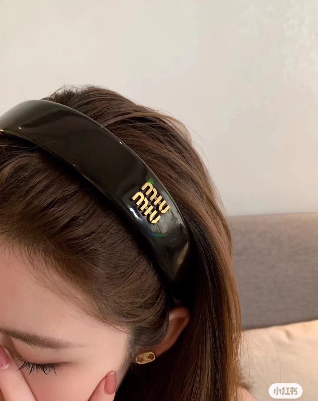 NO:276080,Miu Miu Miu Miu Miu hairband, the same hot patent leather logo hairband of Xiaohongshu, a versatile temperament, a must-have item for a fairy, full of celebrity style~ treasure style, recommended style for closed eyes (single hairpins, hairpins, miumiu, hairpins19860909Miu Miu缪缪 miumiu发箍 小红书同款爆款漆皮logo发箍 气质百搭小仙女必入单品 名媛风十足～宝藏款 闭眼入推荐款（单个发夹,发夹,miumiu,hairpins,accessory