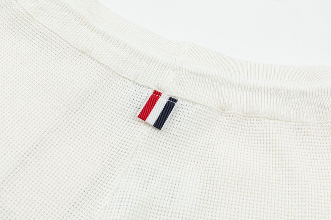 🅿️125  Thom Browne🇳🇱
 2023SS新款针织短裤，定制面料采用威化布织法，提花针织工艺，版型紧致立体，4杠拼接，定制裤绳五金质感强，顺滑，上身舒适透气，凹凸有型的立体感，时尚休闲穿搭  华夫格 米白 🌈四杆 码数M-XXL