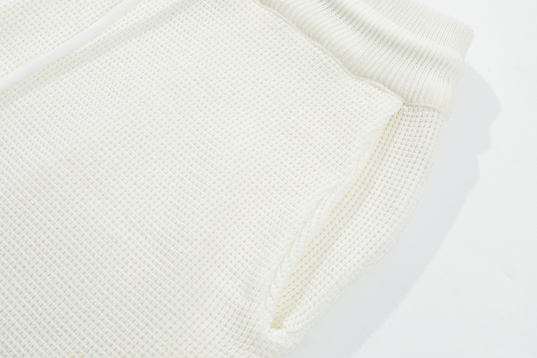 🅿️125  Thom Browne🇳🇱
 2023SS新款针织短裤，定制面料采用威化布织法，提花针织工艺，版型紧致立体，4杠拼接，定制裤绳五金质感强，顺滑，上身舒适透气，凹凸有型的立体感，时尚休闲穿搭  华夫格 米白 🌈四杆 码数M-XXL
