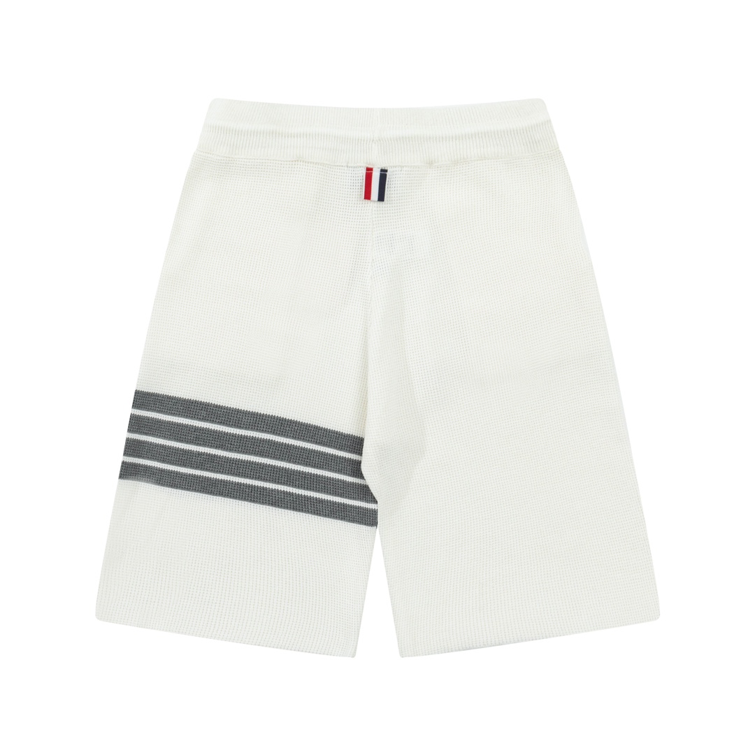 🅿️125  Thom Browne🇳🇱
 2023SS新款针织短裤，定制面料采用威化布织法，提花针织工艺，版型紧致立体，4杠拼接，定制裤绳五金质感强，顺滑，上身舒适透气，凹凸有型的立体感，时尚休闲穿搭  华夫格 米白 🌈四杆 码数M-XXL