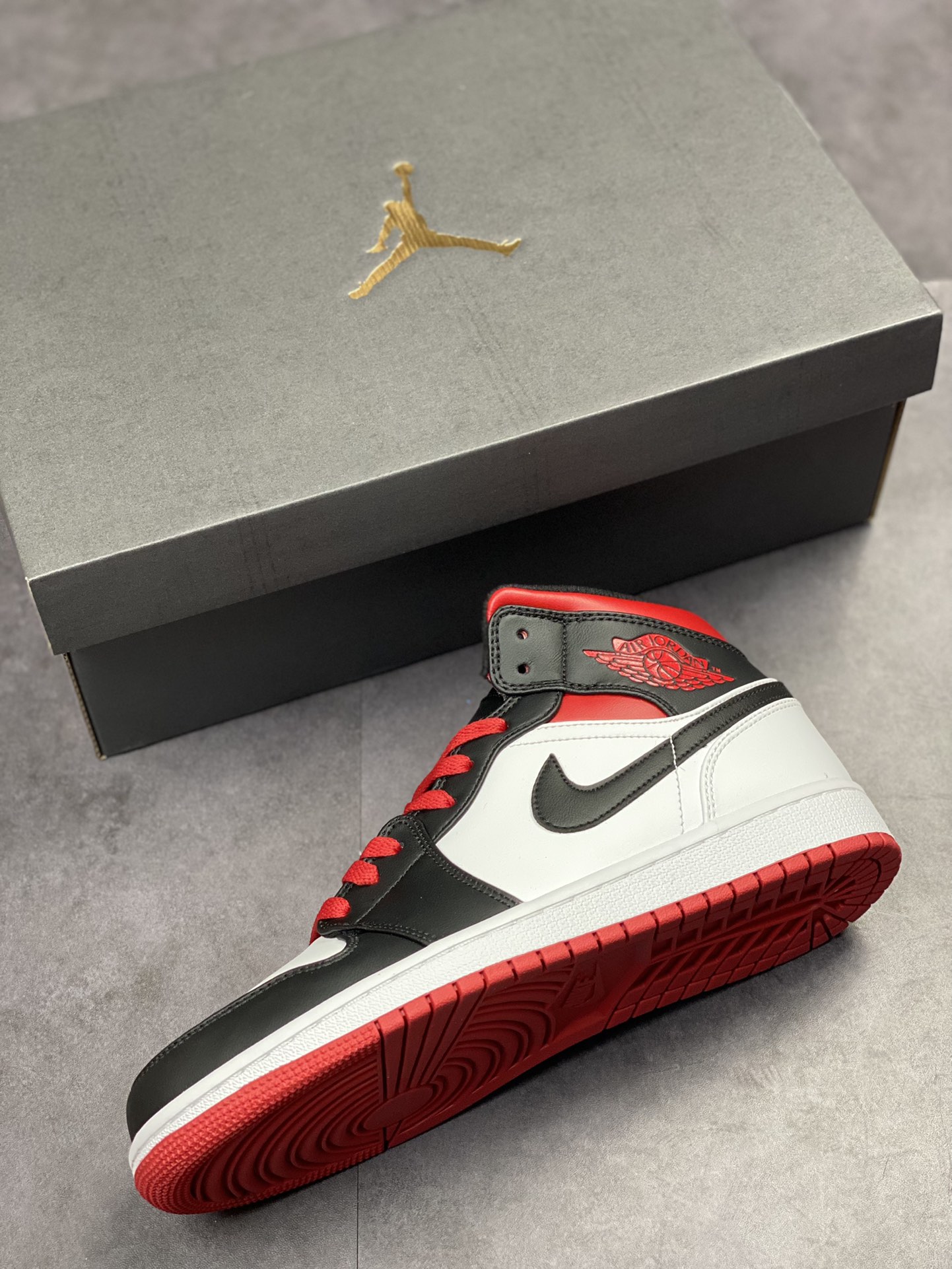 220 Air Jordan 1 Mid 黑白红脚趾 中帮系列 DQ8423-106