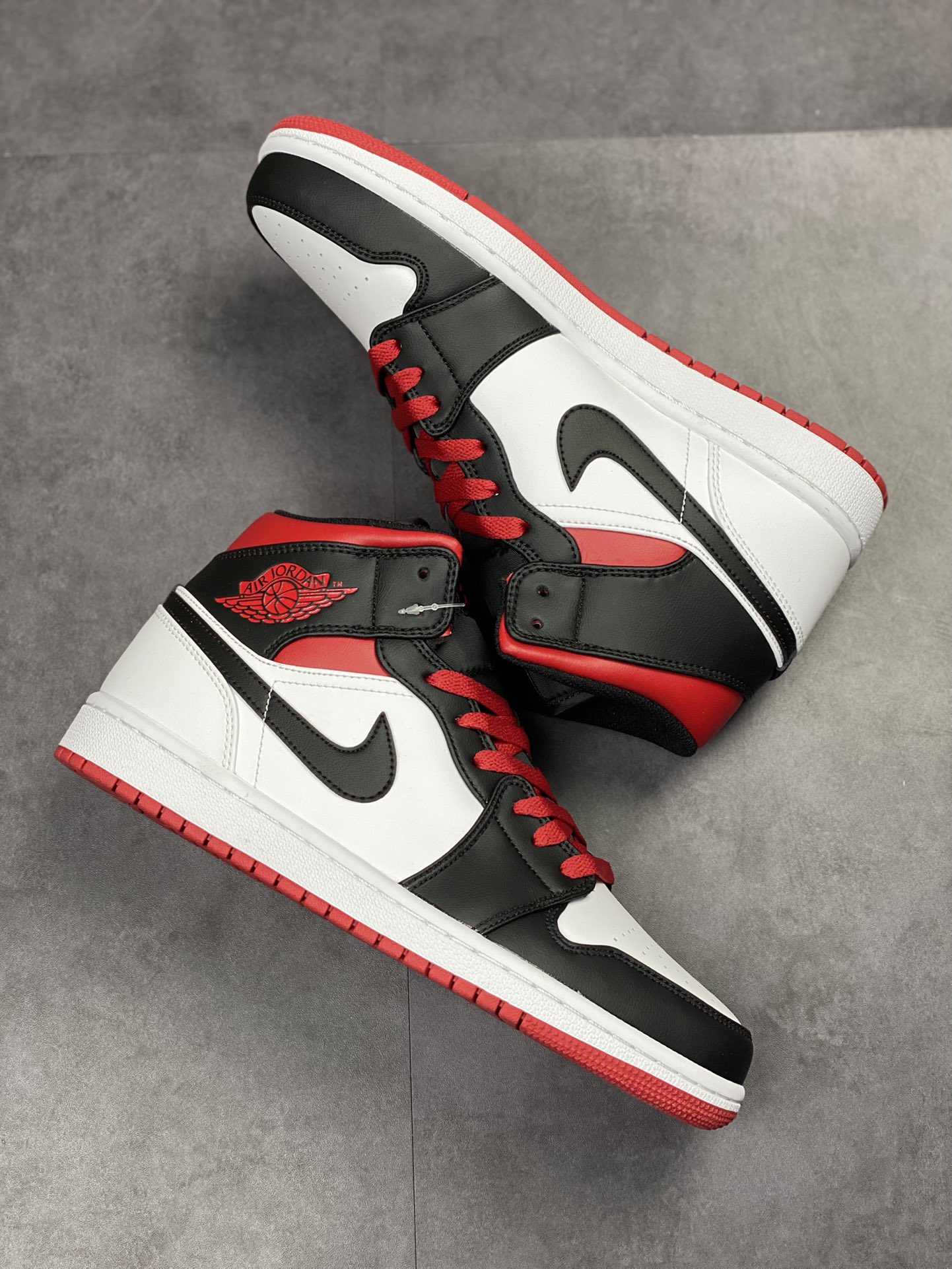 220 Air Jordan 1 Mid 黑白红脚趾 中帮系列 DQ8423-106