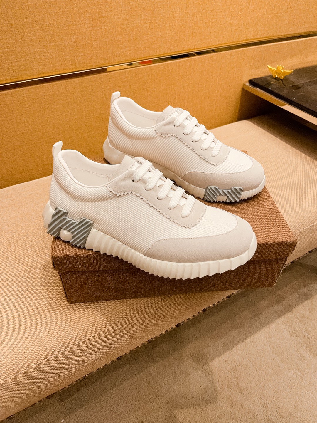 NO:355854,[Hermes] High-end Men's Shoes Brand Official Website 11's latest masterpiece upper is made of Italian imported cowhide with comfortable and breathable inner original non-slip and wear-resistant outsole, making walking more convenient and comfortable!  Exclusive new style, amazing work, beautiful 11 ​​replica [color] compared to the official quality!  Create a fashionable personality to set off your uniqueness!  Must-have for trendy men! Classic size: 38-44 Color 2 colors available.,,hermes,cowhide19860909【 爱马仕】男鞋高端品牌 官网11最新力作鞋面采用意大利进口头层牛皮搭配舒适透气内里原版防滑耐磨大底制作,让行走更加便捷舒适！独家新款,惊世之作,与官方的质量相比美的11复刻[色]！打造时尚个性衬托你的与众不同！潮男必备!经典尺码:38-44 颜色2色可选.,,hermes,cowhide,Men's shoes