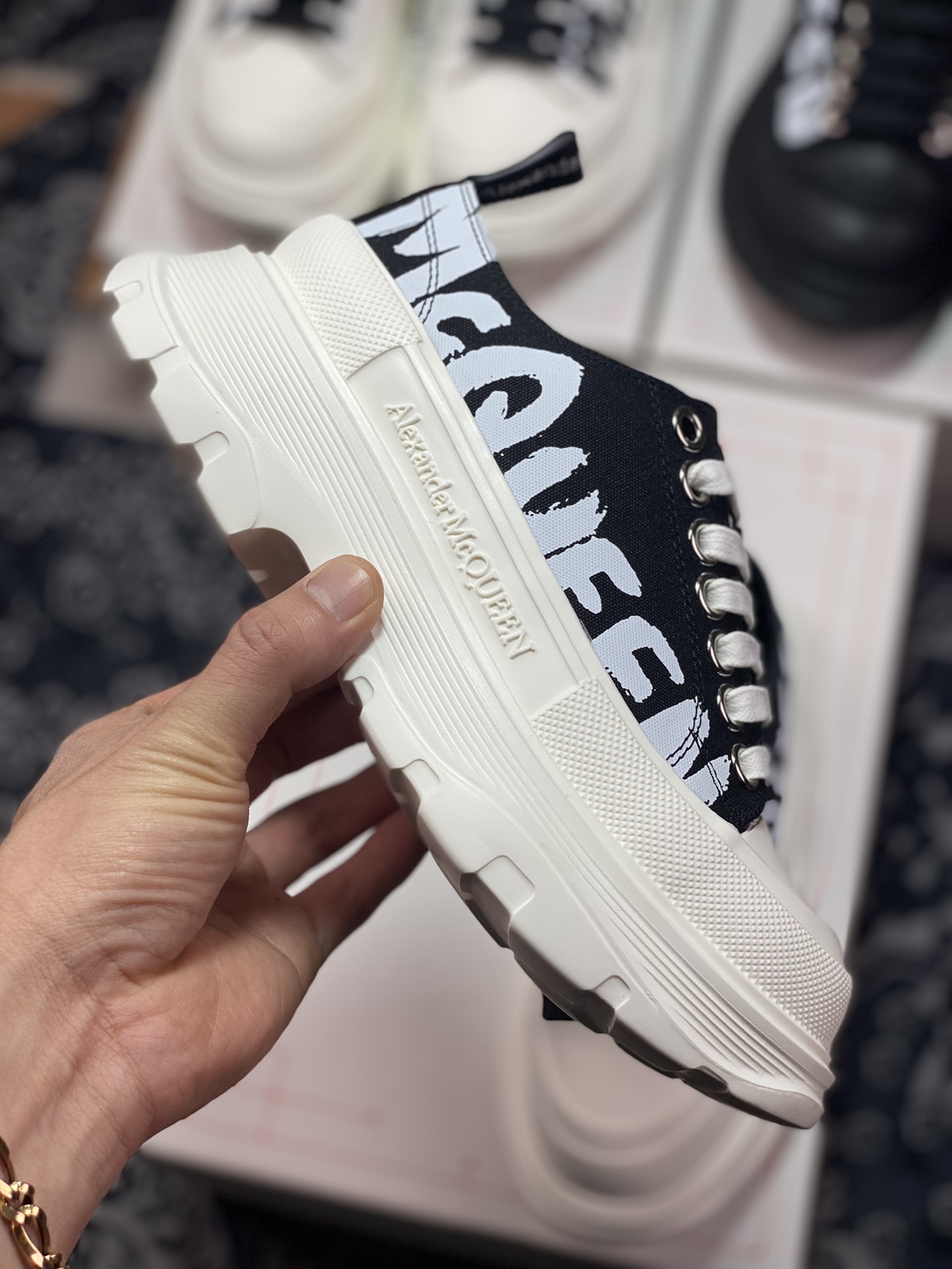 Alexander McQueen Chunky Tread Slick Sneake ”Canvas black and white background graffiti LOGO” 676711W4RQ21041