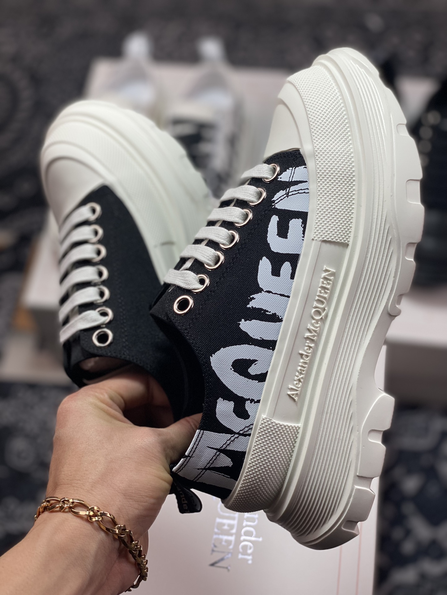 Alexander McQueen Chunky Tread Slick Sneake ”Canvas black and white background graffiti LOGO” 676711W4RQ21041