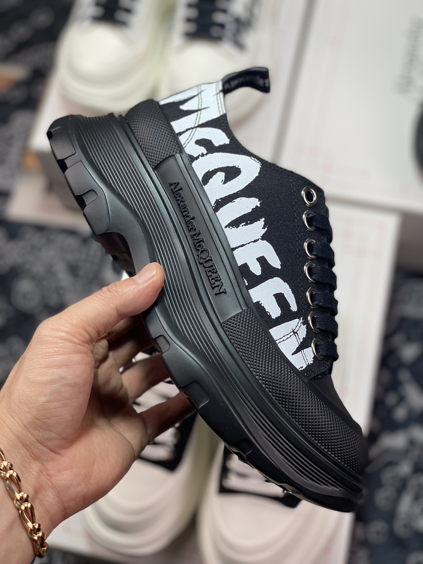 Alexander McQueen Chunky Tread Slick Sneake tread surface gloss ”canvas full black and white graffiti LOGO” 682423WIABD1070