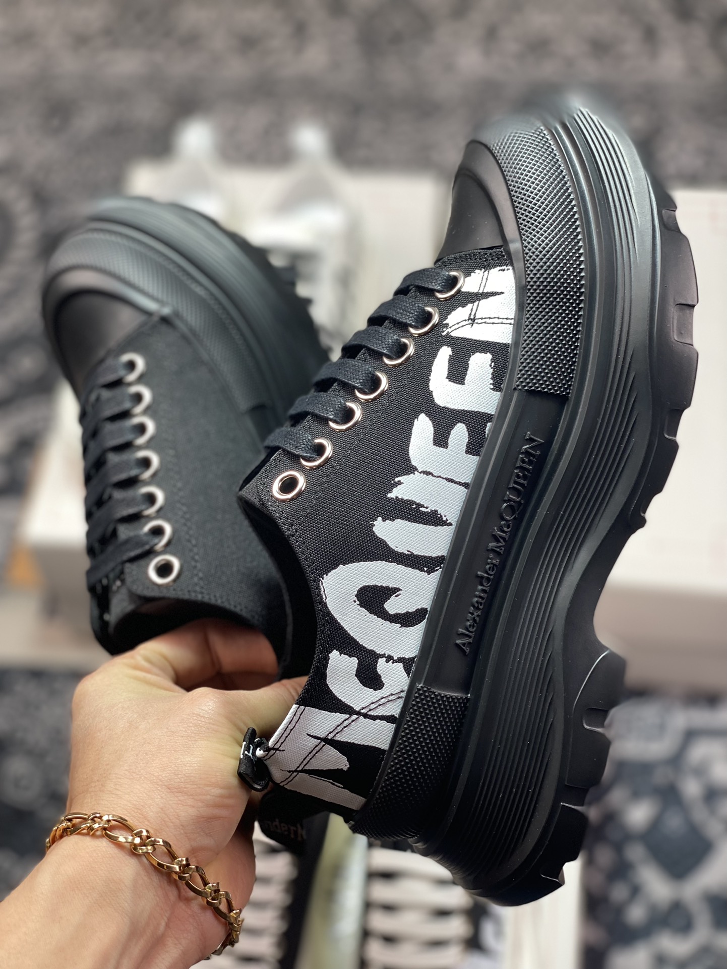 Alexander McQueen Chunky Tread Slick Sneake tread surface gloss ”canvas full black and white graffiti LOGO” 682423WIABD1070