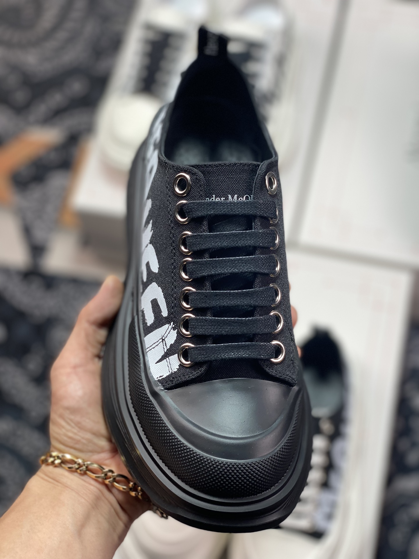 Alexander McQueen Chunky Tread Slick Sneake tread surface gloss ”canvas full black and white graffiti LOGO” 682423WIABD1070