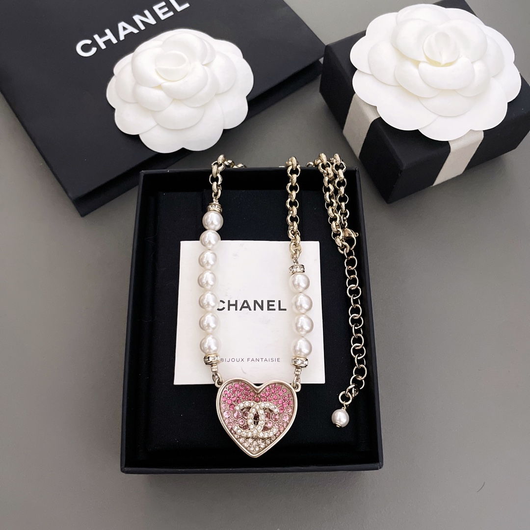 NO:634454,88200 [Fragrant large double-sided love asymmetrical necklace] Z, my true wife is so beautiful that it explodes!  23 The latest and most beautiful love necklace, super out of stock!  Huge, huge, hard to buy!  I really feel sorry for myself if I don’t buy it!  The double-sided design is amazing. The gradient on the front is full of Swarovski diamonds, with different specifications and colors, and the diamond positions are very compact and full. The enamel color on the back is very saturated and embellished with gold powder. It makes girls excited. It can be worn on both sides, and you can enjoy double happiness for one penny!  Both sides are so beautiful that they burst into flames. It’s absolutely stunning, beautiful and amazing. You must try it!  !  The entire series is developed simultaneously!  Recommended set for wall cracks, necklace, Cartier high-end jewelry1986090988200【香大号双面爱心不对称项链】Z ,真心太太太绝美啦炸裂来袭！23最新款绝美的爱心项链,超级断货王！巨巨巨难买！真心不买对不起自己！双面设计太绝啦正面渐变的满镶施华洛钻,不同规格,不同颜色组成,且钻位非常紧凑饱满,背面的珐琅颜色非常的饱和且有金粉点缀,少女心爆棚,可双面佩戴,花一分钱享受双份快乐！两面都美到炸裂真的太绝太美太赞啦一定要入！！全系列同步开发！墙裂推荐一套入,,necklace,卡迪亚高端饰品,Jewelry