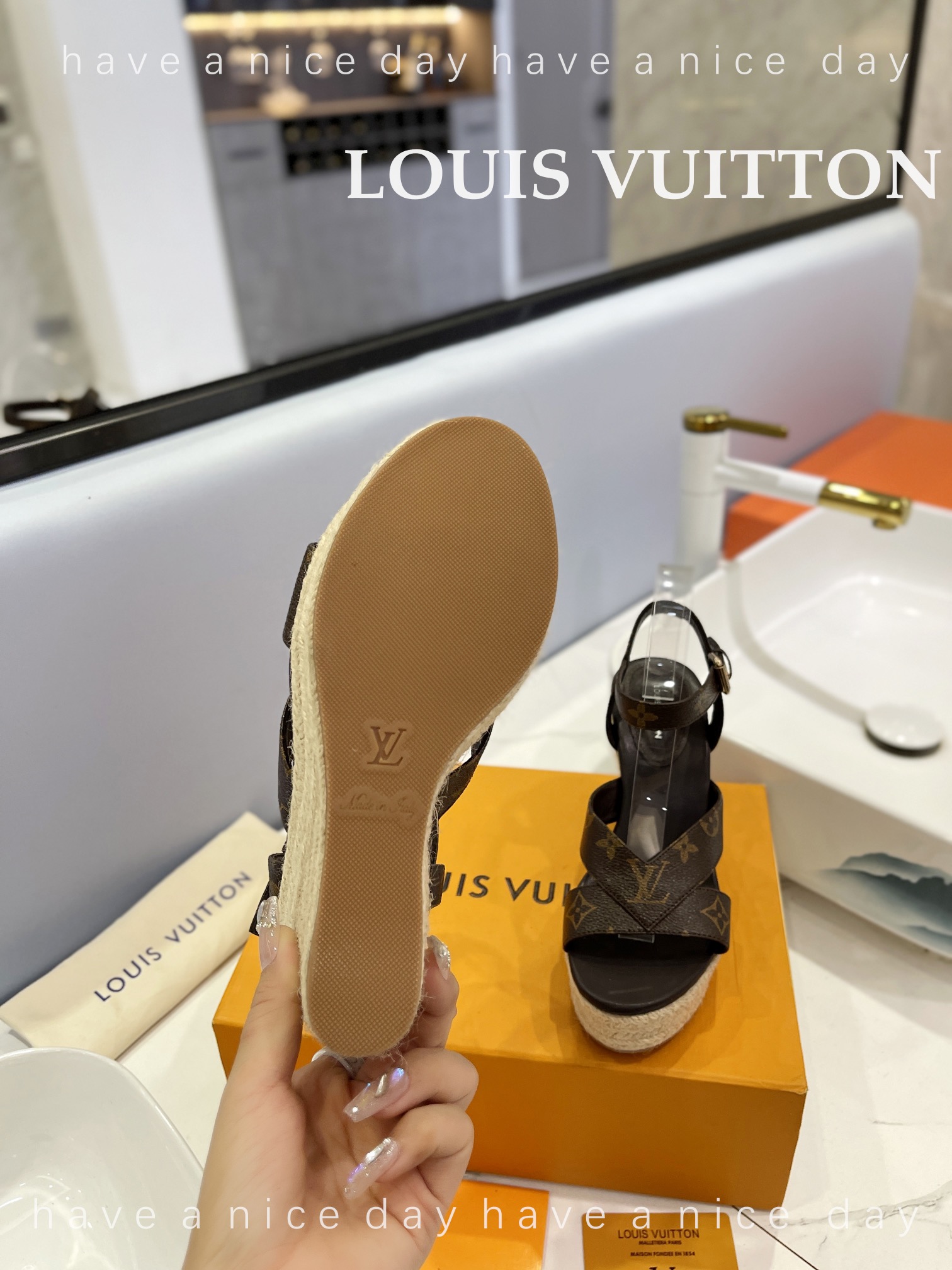 新款发布会新款发布会LOUISVuitton最新走秀款厚底凉鞋香港原版购入一比一开模今年的款式比去年增加