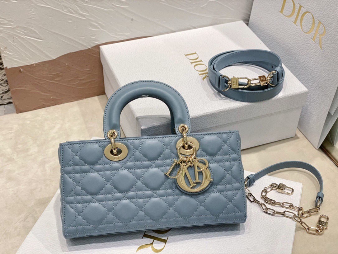 迪奥Dior顶级进口原厂羊皮横款戴妃包️Diord-joy天际蓝️这款LadyD-Joy手袋诠释了Dio