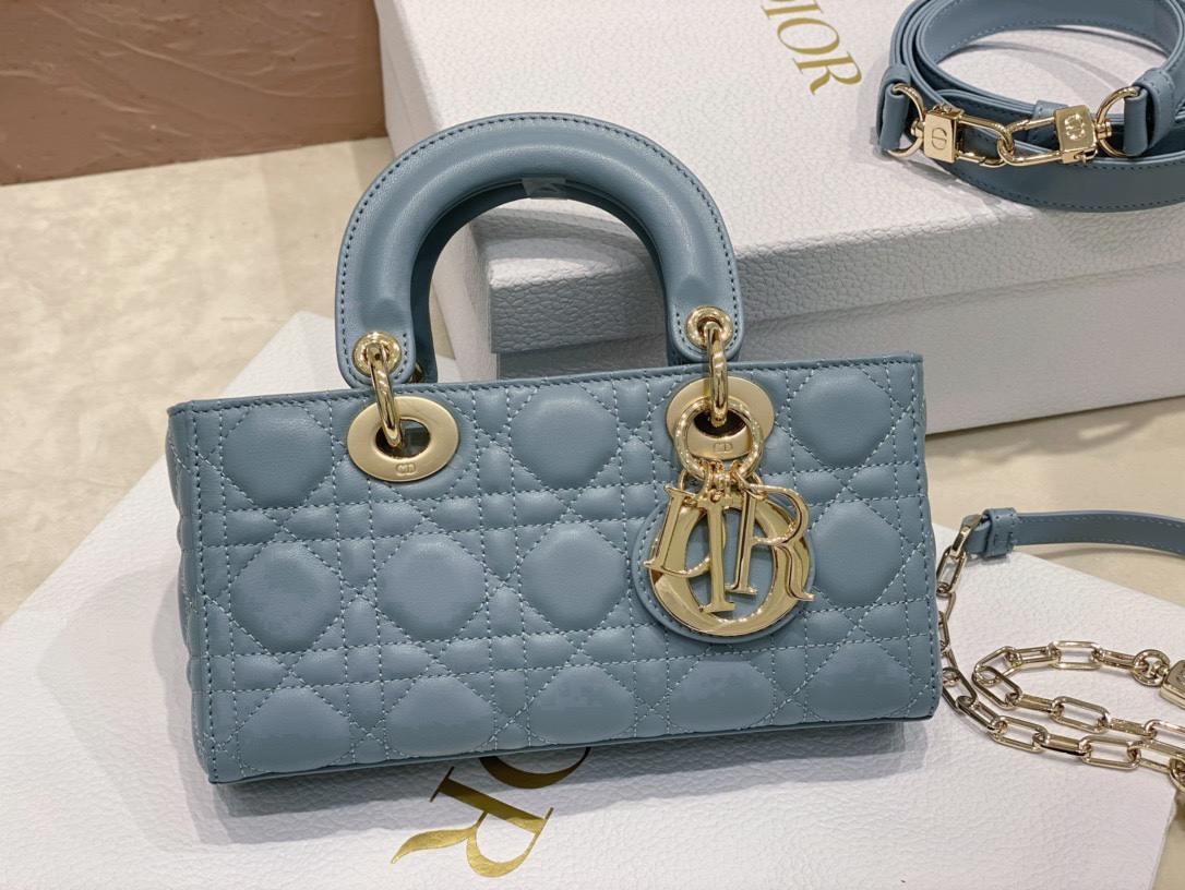 迪奥Dior顶级进口原厂羊皮横款戴妃包️Diord-joy天际蓝️这款LadyD-Joy手袋诠释了Dio