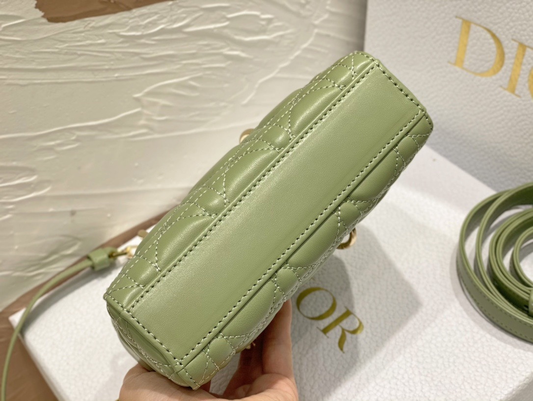 迪奥Dior顶级进口原厂羊皮横款戴妃包超迷你Diord-joy梦幻绿这款LadyD-Joy手袋诠释了Di