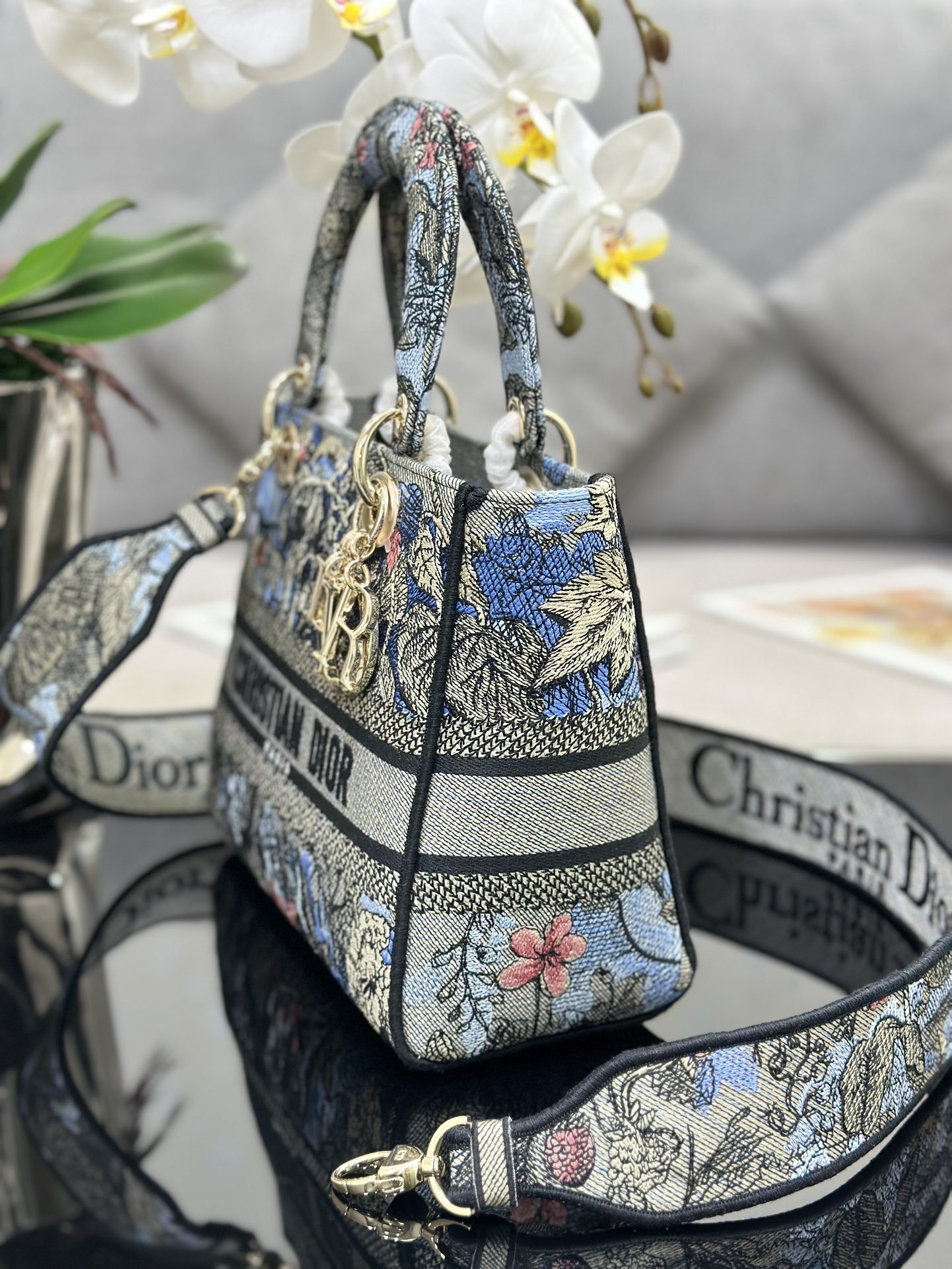 迪奥Dior顶级进口原厂刺绣戴妃包️️LadyD-Lite五格刺绣魔法花园手袋将经典优雅的气质与时尚风貌