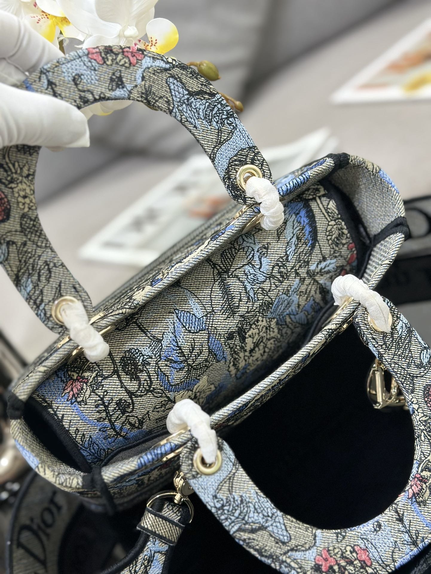 迪奥Dior顶级进口原厂刺绣戴妃包️️LadyD-Lite五格刺绣魔法花园手袋将经典优雅的气质与时尚风貌