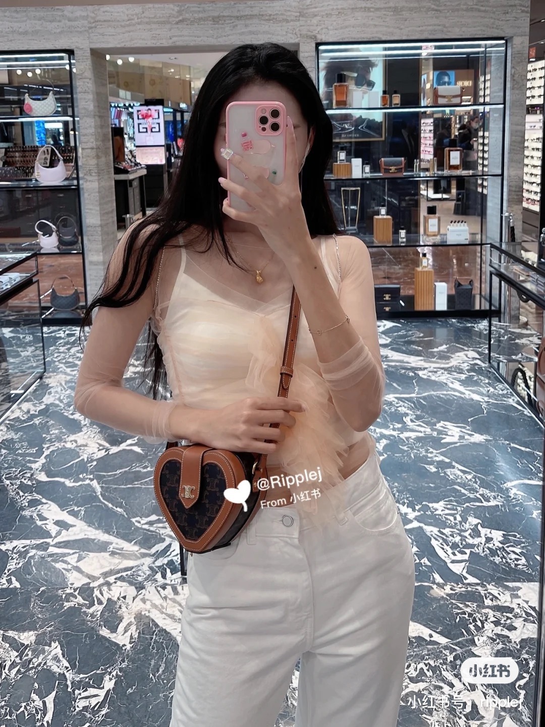 NO:212092,I’m going to have a celine Valentine’s Day limited edition presbyterian love bag~ Another one that can only be cute. I knew the price before, and I thought celine was crazy?  But when I touch the real thing, I think the price is reasonable. The real thing has a texture and is definitely not light and smooth to the touch. Love itself has a certain thickness and is very high-end. Although this little cutie can't fit anything, it's really surprisingly easy to match!  !  The shoulder straps can be adjusted, so there is no big problem with height. Really, celine, celine, celine19860909来一个呼声很大的celine情人节限量款老花爱心包～ 又是一只只能装可爱的包,之前知道价格我一度觉得 celine是不是疯了？但摸到实物我觉得定价是合理的. 实物很有质感,摸上去绝对不是轻飘飘的,爱心本身有 一定厚度,十分高级.虽说这只小可爱装不下什么,但 真的意外好搭！！肩带可以调节,所以高矮都没什么太 大问题. 真的除,赛琳celine,celine,celine,Bag